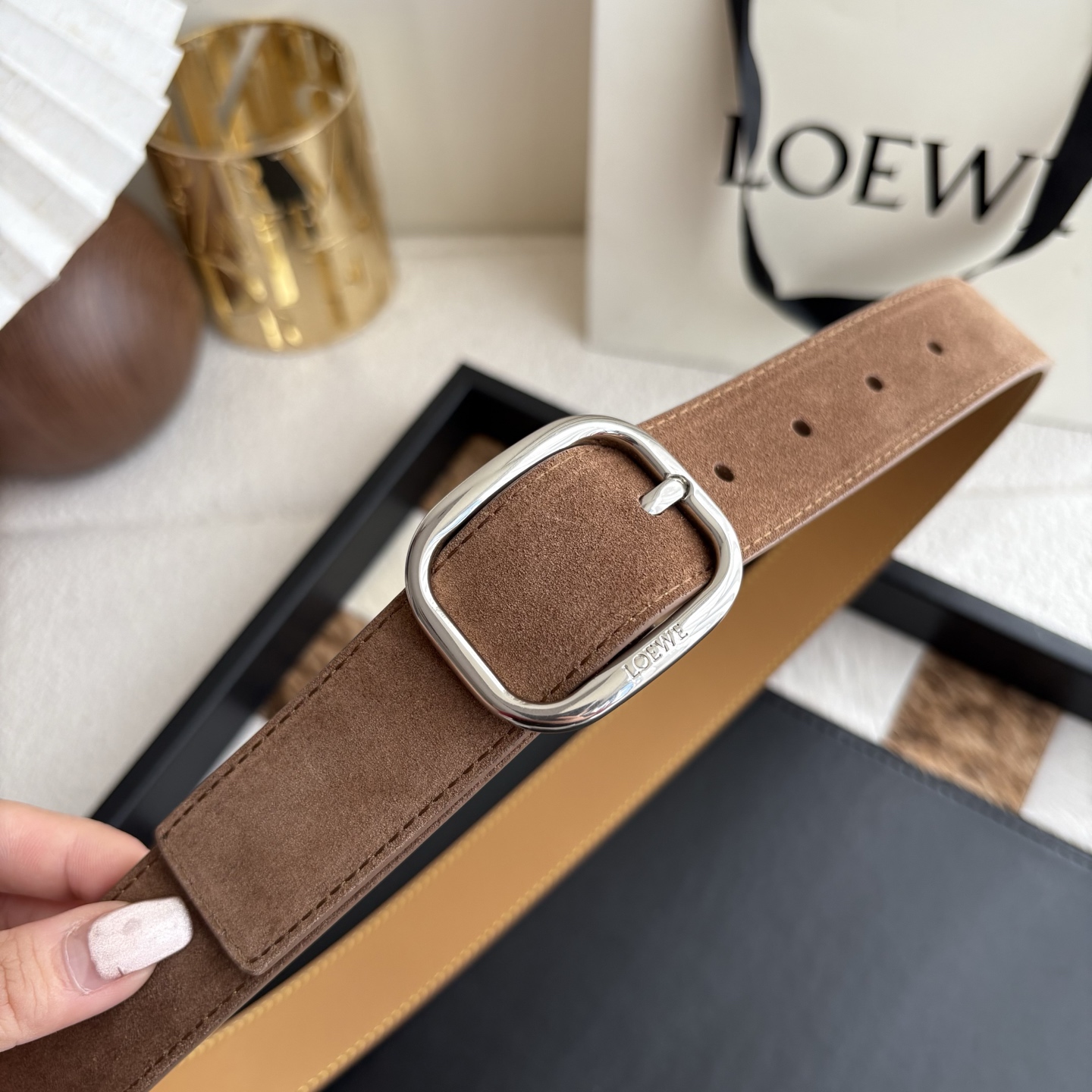 Loewe新款柔软粒面牛皮革腰带 圆形搭扣 3.2cm宽 五孔调节 镌刻LOEWE标志 麂皮绒棕色/银扣