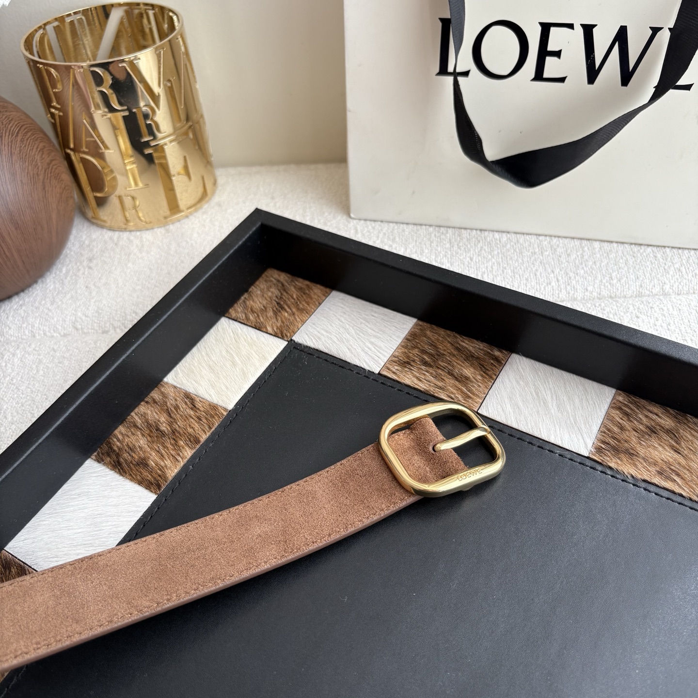 Loewe新款柔软粒面牛皮革腰带，圆形搭扣，3.2cm宽，五孔调节，镌刻LOEWE标志。颜色：麂皮绒棕色