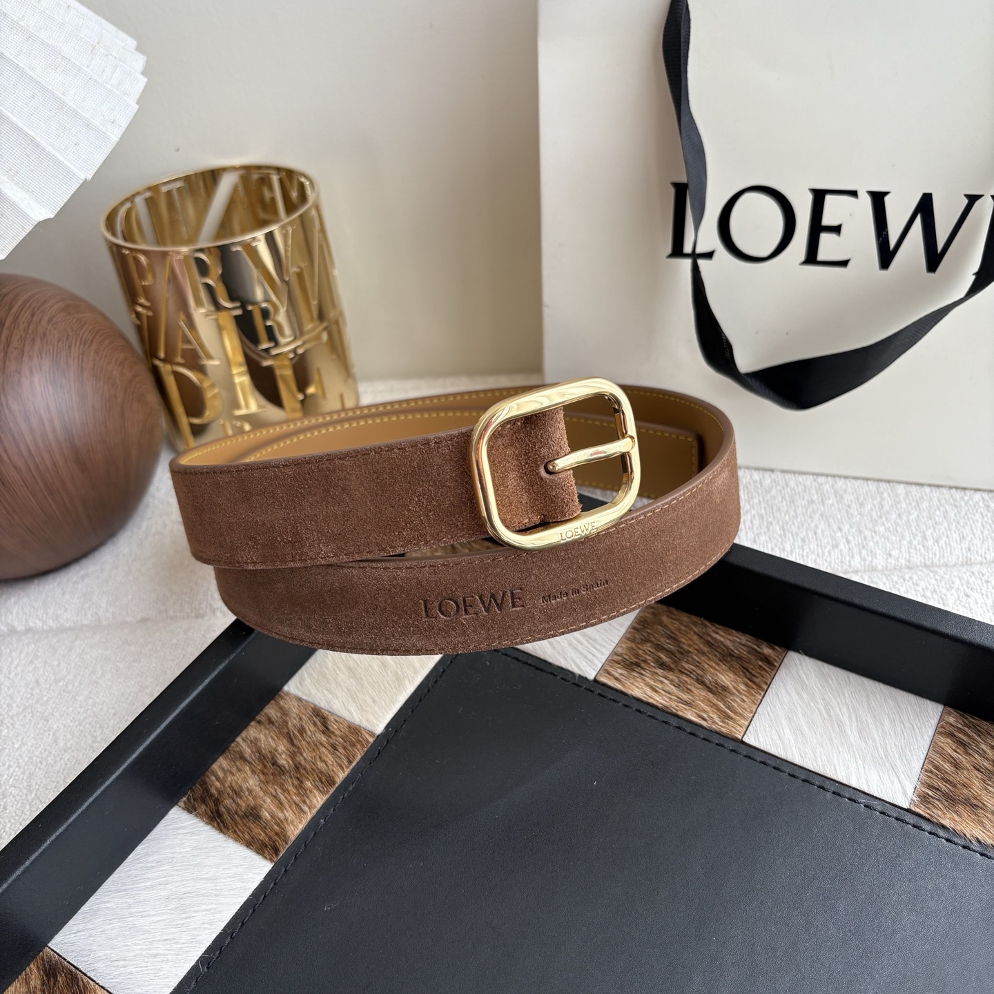 Loewe新款柔软粒面牛皮革腰带，圆形搭扣，3.2cm宽，五孔调节，镌刻LOEWE标志。颜色：麂皮绒棕色