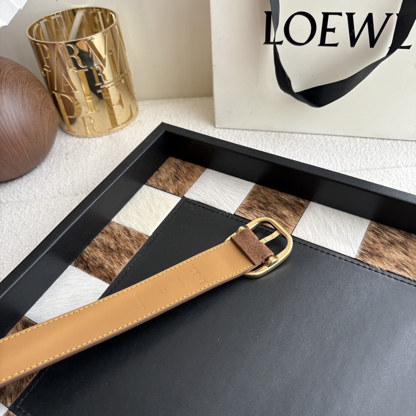Loewe新款柔软粒面牛皮革腰带，圆形搭扣，3.2cm宽，五孔调节，镌刻LOEWE标志。颜色：麂皮绒棕色