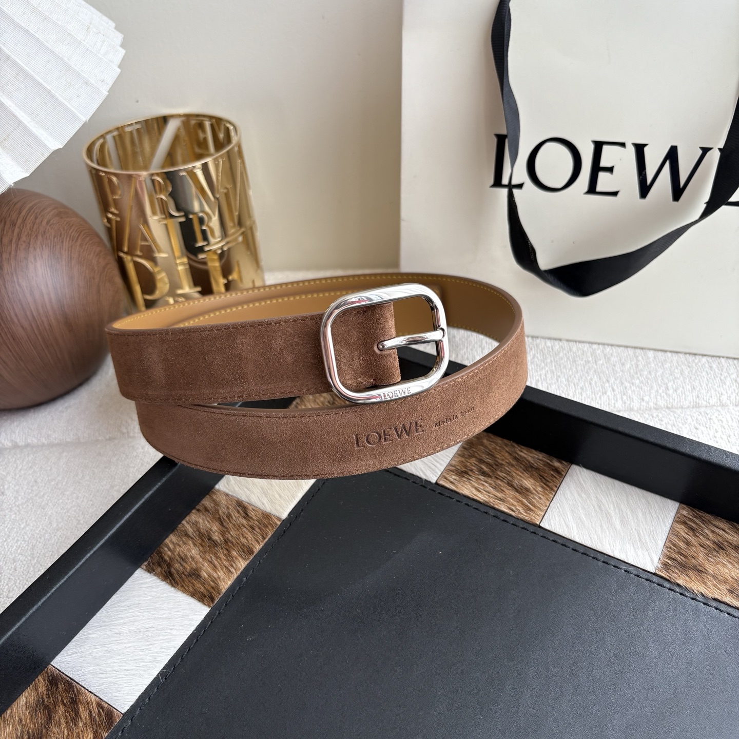Loewe新款柔软粒面牛皮革腰带 圆形搭扣 3.2cm宽 五孔调节 镌刻LOEWE标志 麂皮绒棕色/银扣