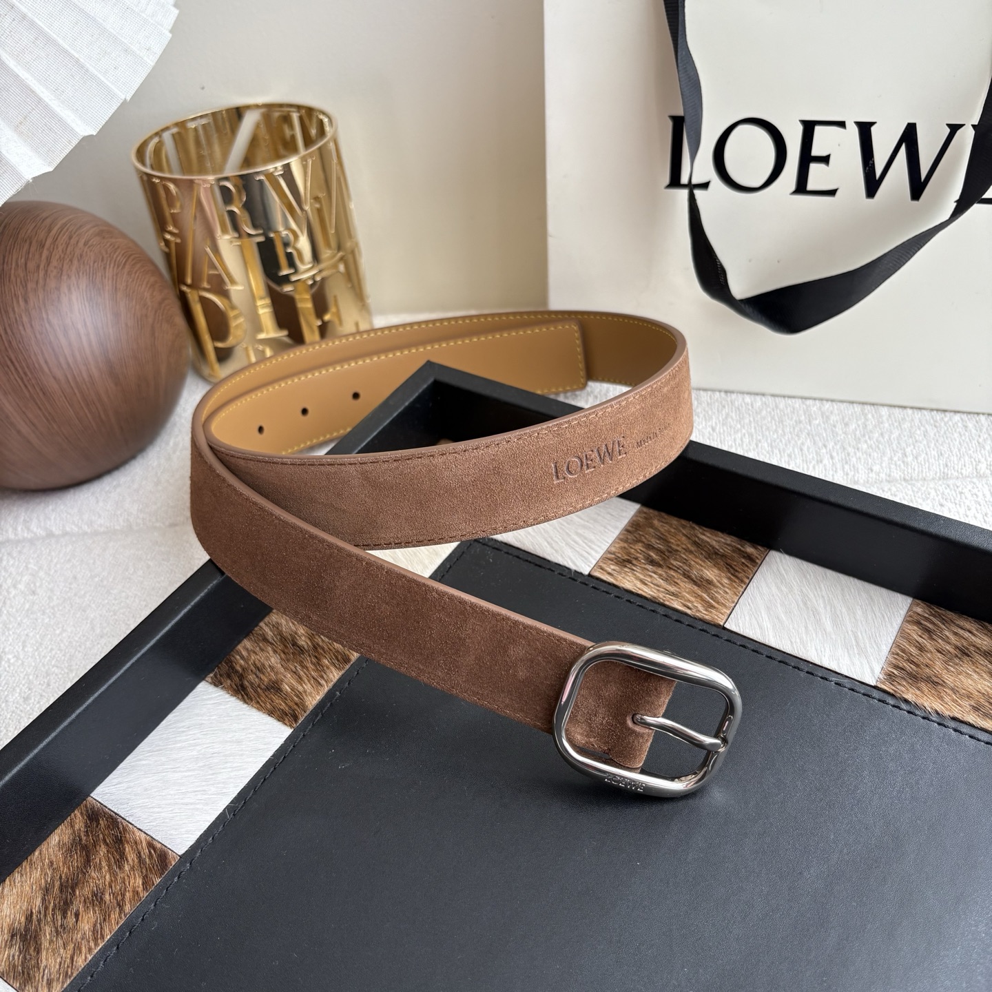 Loewe新款柔软粒面牛皮革腰带 圆形搭扣 3.2cm宽 五孔调节 镌刻LOEWE标志 麂皮绒棕色/银扣