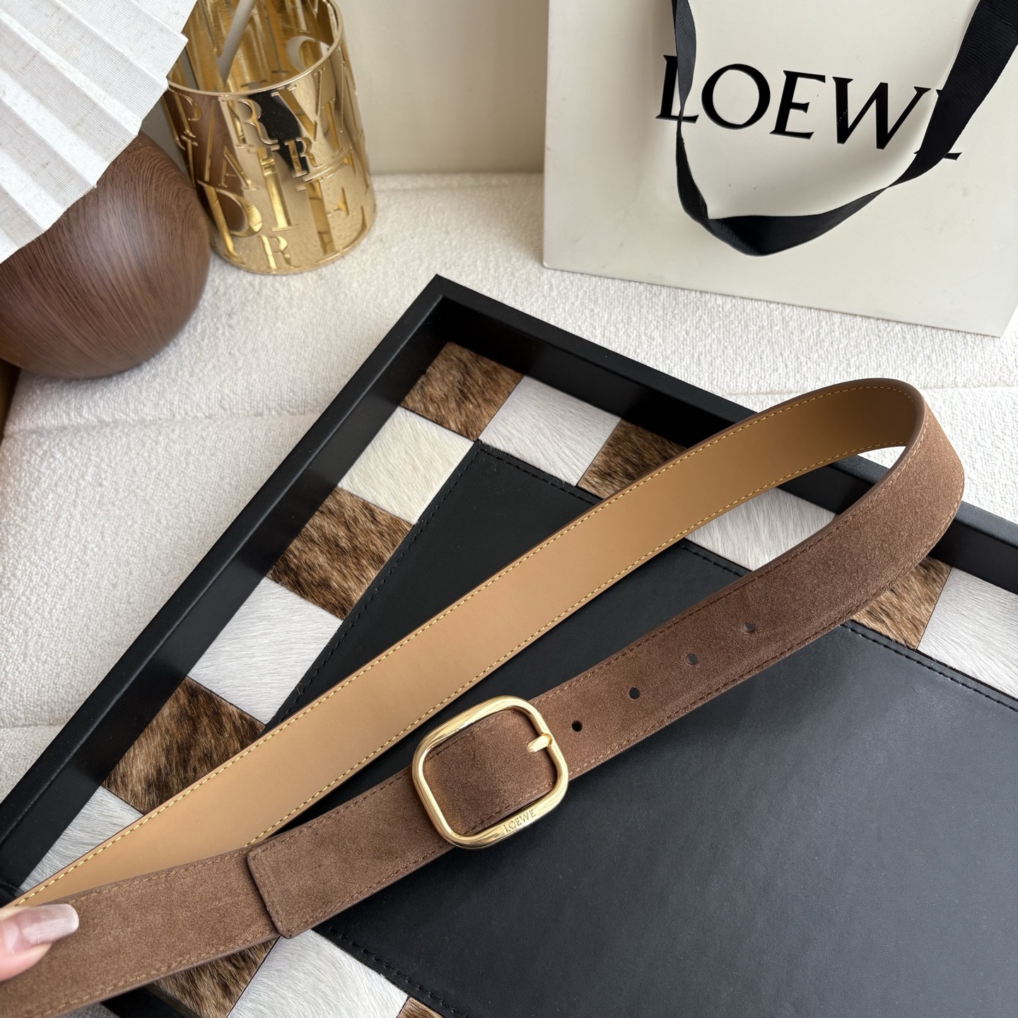 Loewe新款柔软粒面牛皮革腰带，圆形搭扣，3.2cm宽，五孔调节，镌刻LOEWE标志。颜色：麂皮绒棕色