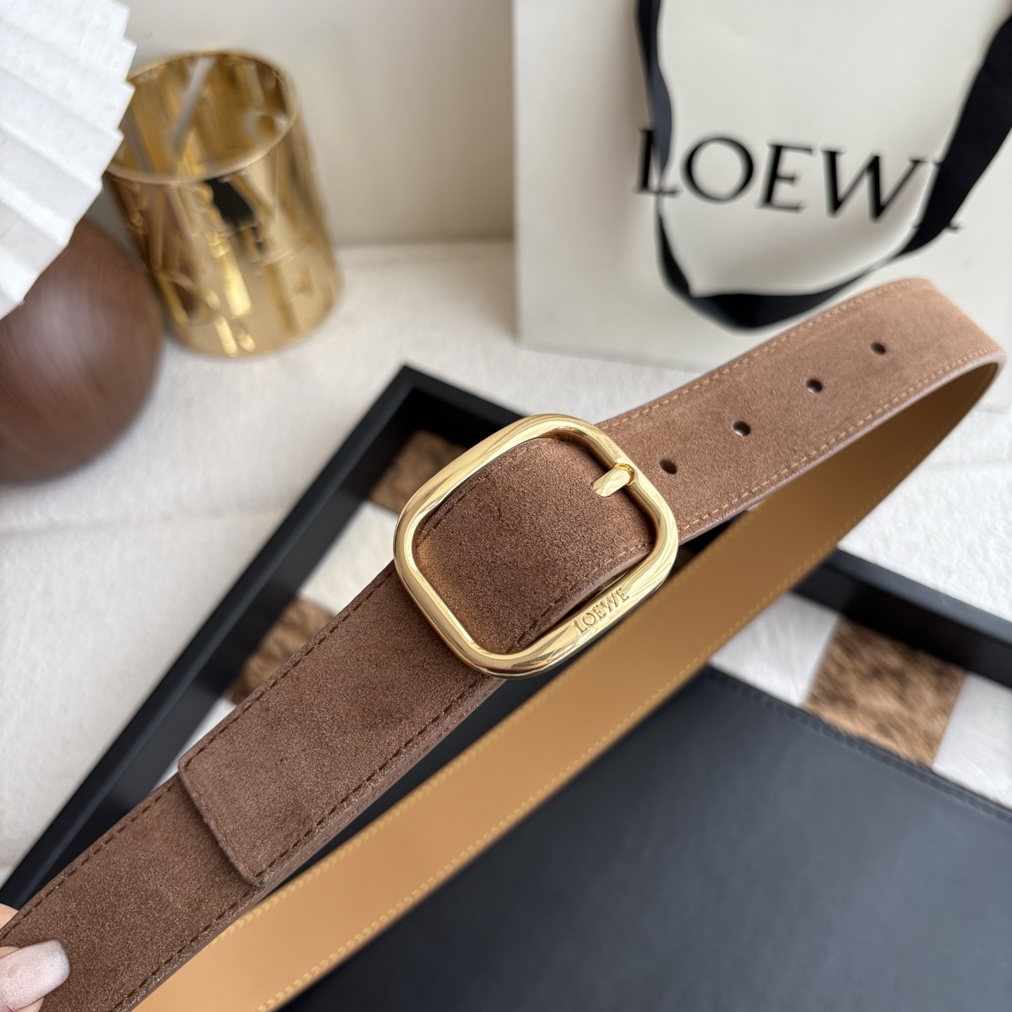 Loewe新款柔软粒面牛皮革腰带，圆形搭扣，3.2cm宽，五孔调节，镌刻LOEWE标志。颜色：麂皮绒棕色