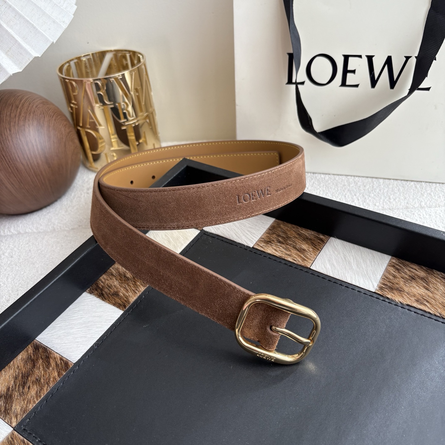 Loewe新款柔软粒面牛皮革腰带，圆形搭扣，3.2cm宽，五孔调节，镌刻LOEWE标志。颜色：麂皮绒棕色