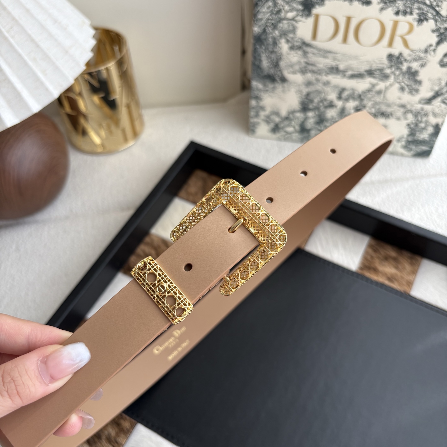 这款 Dior Cannage 腰带是二零二六早春成衣系列新品-Top High Quatity Cheap Sneakers Fashion Clothing Clothes Bags handbags Shoes of all Brand wholesale With The best Quality And Beautiful Price from China Factory Chinese suppliers wholesaler seller 这款 Dior Cannage 腰带是二零二六早春成衣系列新品