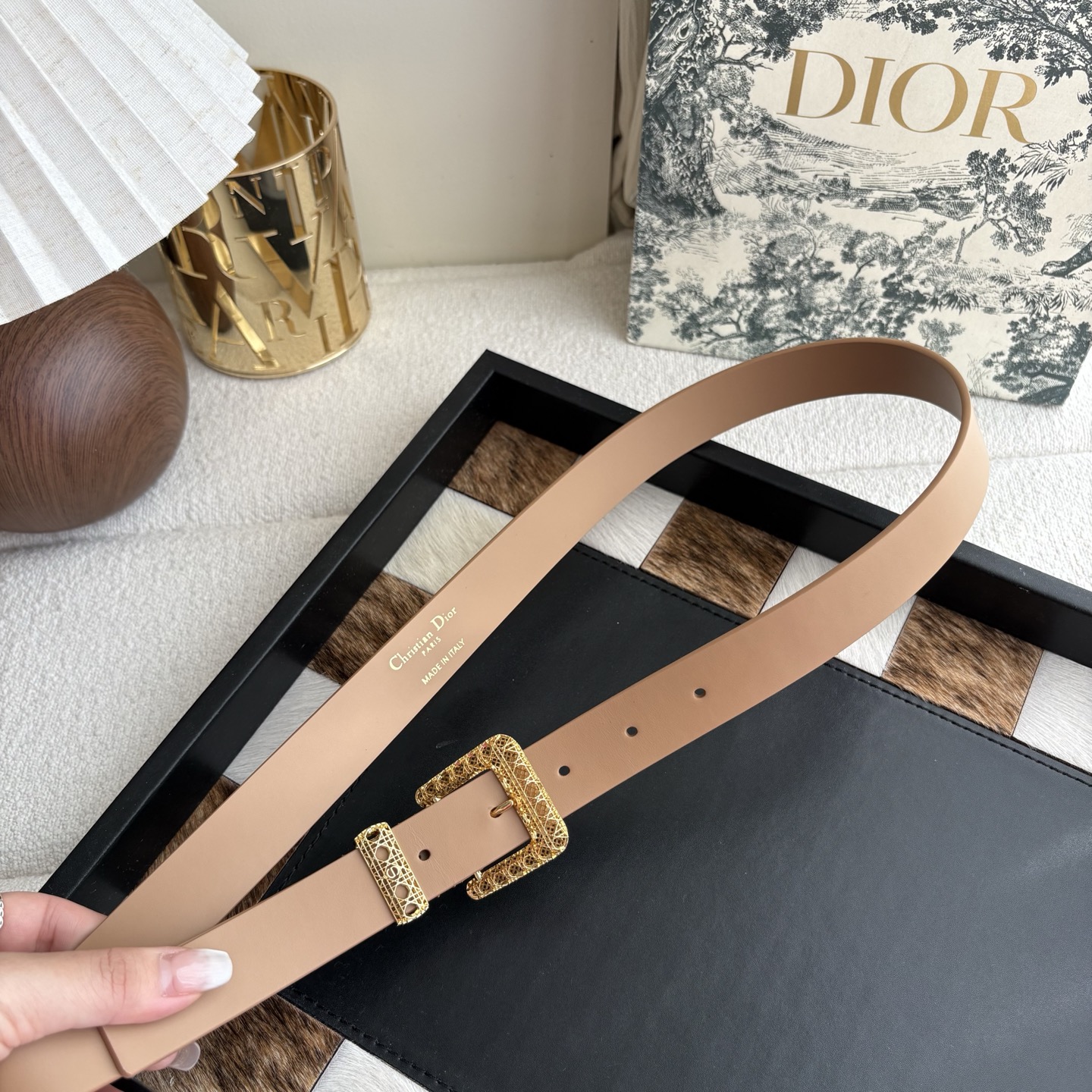 这款 Dior Cannage 腰带是二零二六早春成衣系列新品-Top High Quatity Cheap Sneakers Fashion Clothing Clothes Bags handbags Shoes of all Brand wholesale With The best Quality And Beautiful Price from China Factory Chinese suppliers wholesaler seller 这款 Dior Cannage 腰带是二零二六早春成衣系列新品