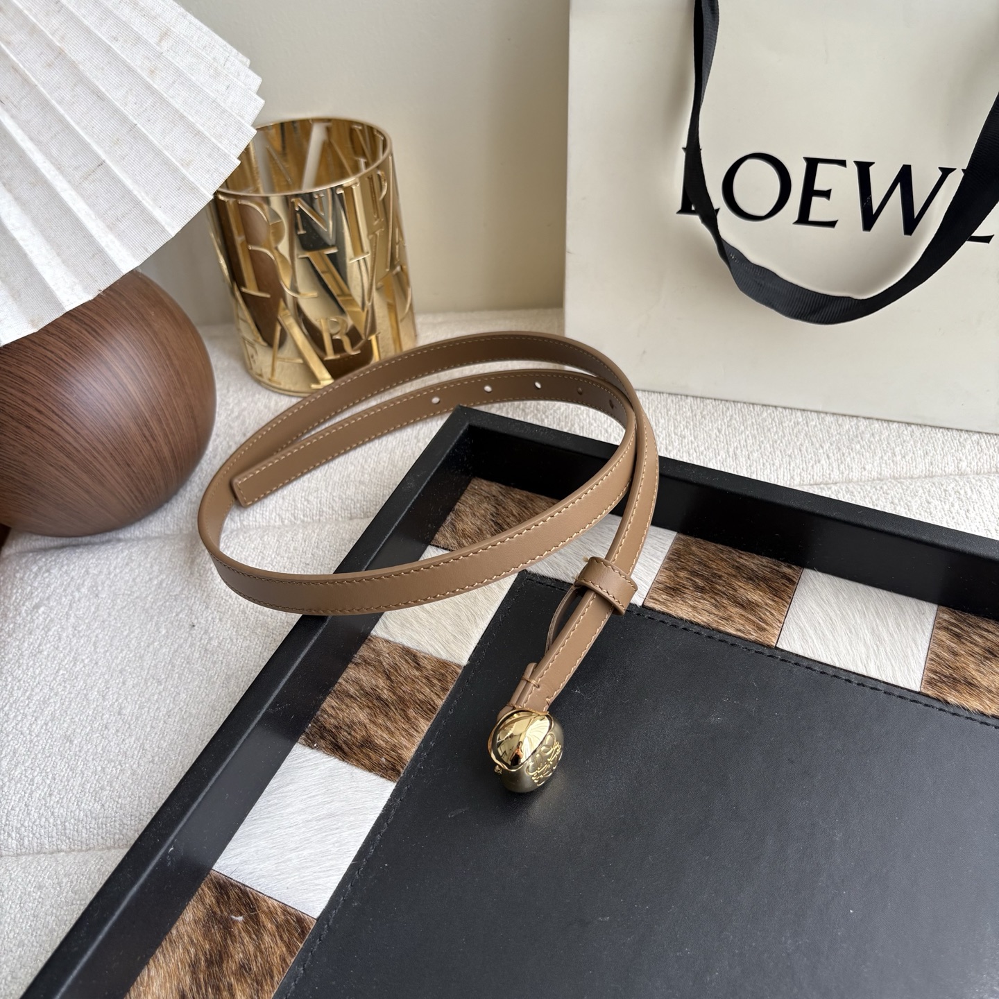 罗意威新款光滑牛皮革腰带 饰以金属LOEWE品牌标志logo 宽1.5cm 五孔调节 橡木色