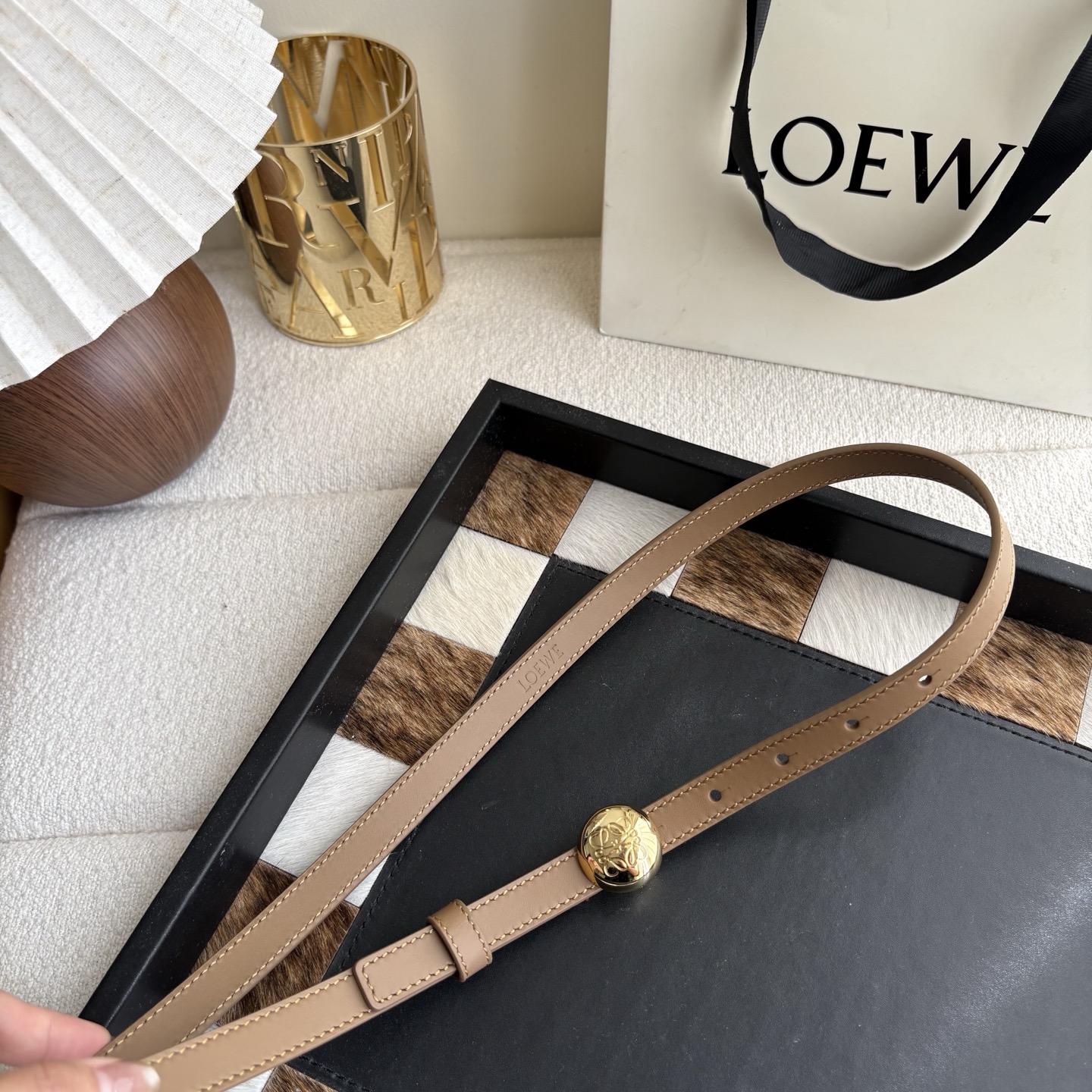 罗意威新款光滑牛皮革腰带 饰以金属LOEWE品牌标志logo 宽1.5cm 五孔调节 橡木色