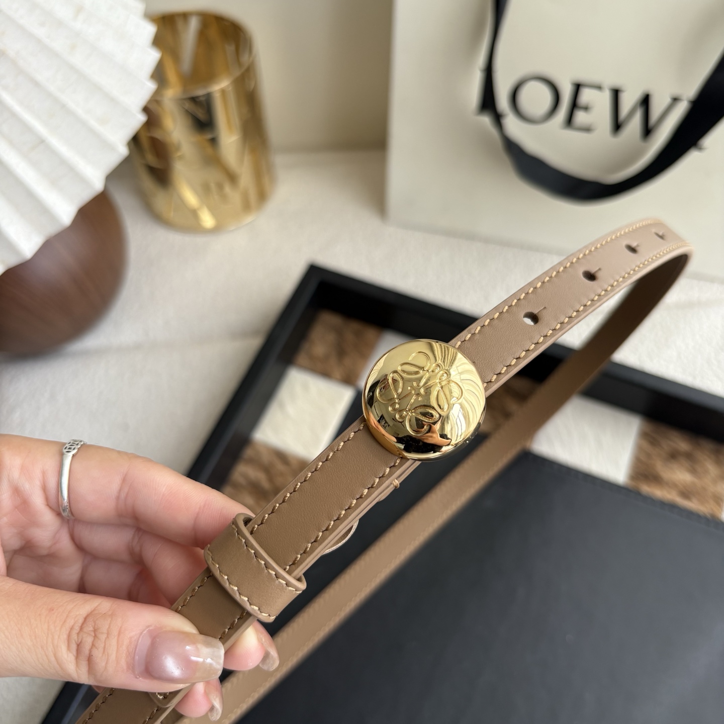 罗意威新款光滑牛皮革腰带 饰以金属LOEWE品牌标志logo 宽1.5cm 五孔调节 橡木色