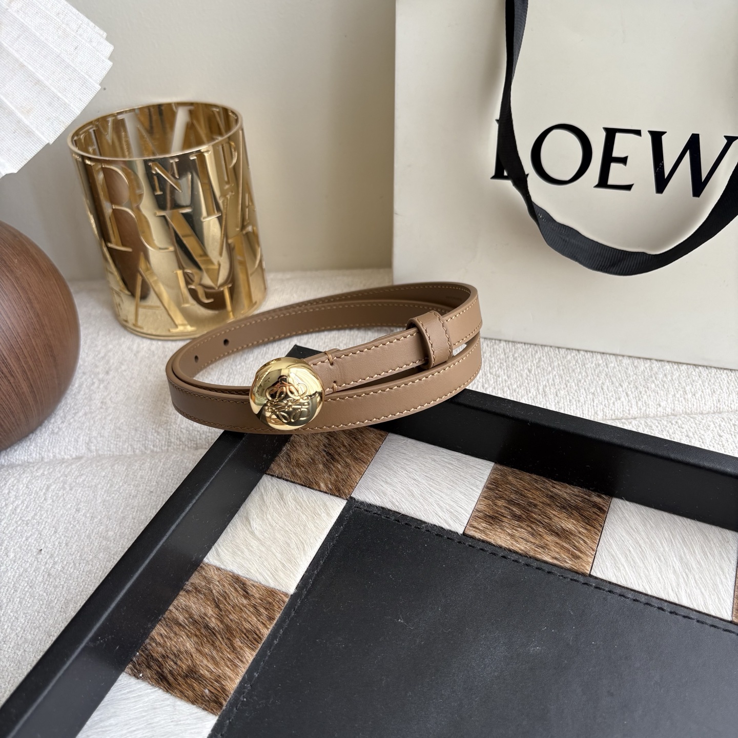 罗意威新款光滑牛皮革腰带 饰以金属LOEWE品牌标志logo 宽1.5cm 五孔调节 橡木色