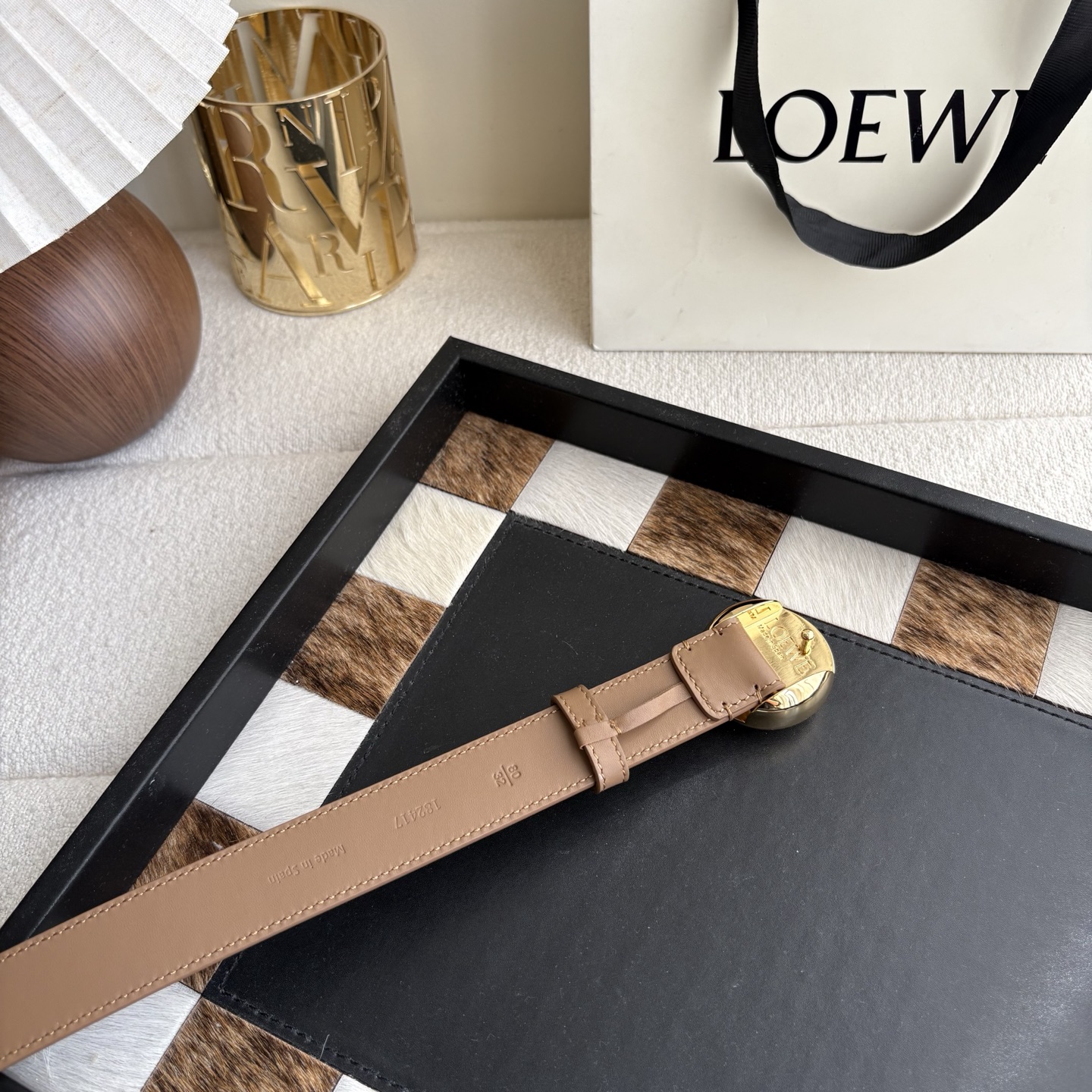 罗意威新款光滑牛皮革腰带 饰以金属LOEWE品牌标志logo 宽2.8cm 五孔调节 橡木色