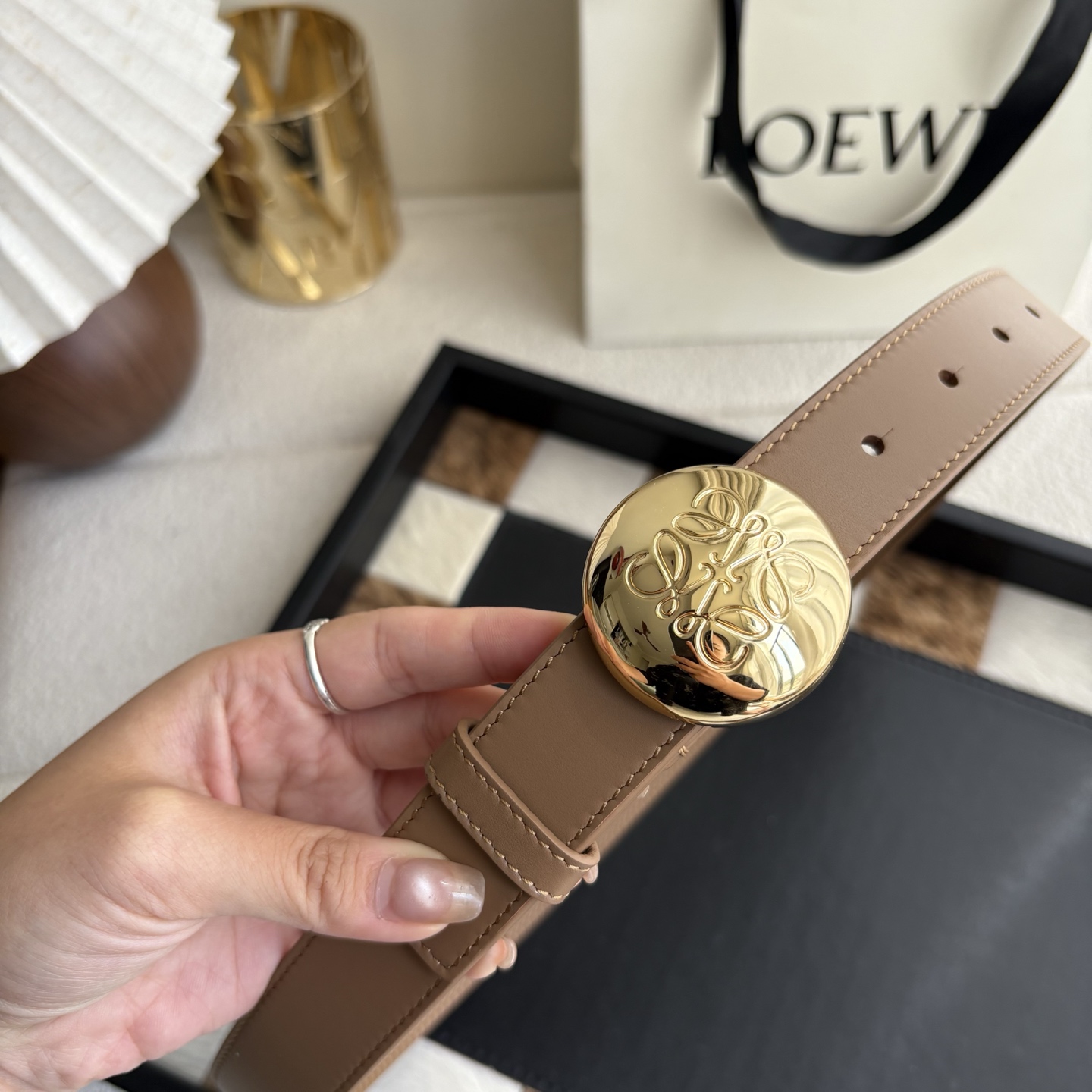 罗意威新款光滑牛皮革腰带 饰以金属LOEWE品牌标志logo 宽2.8cm 五孔调节 橡木色