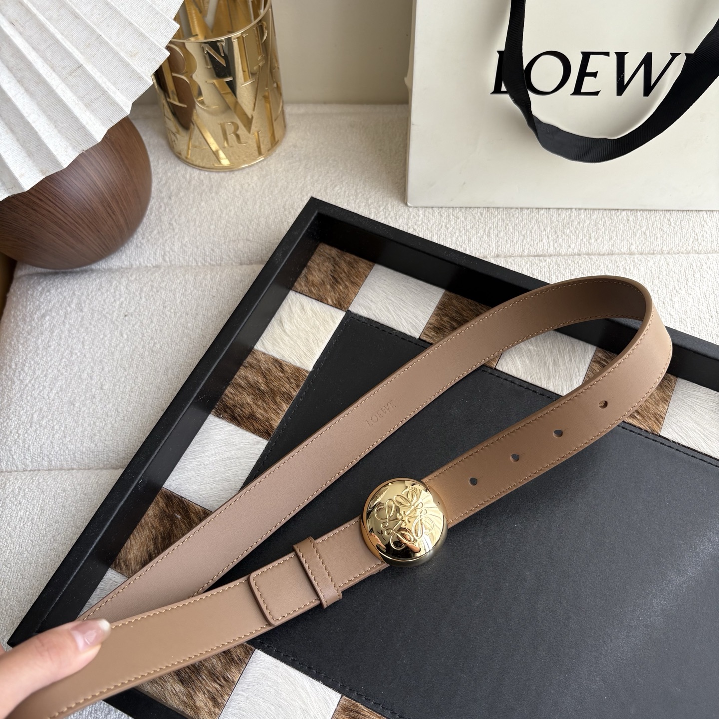 罗意威新款光滑牛皮革腰带 饰以金属LOEWE品牌标志logo 宽2.8cm 五孔调节 橡木色