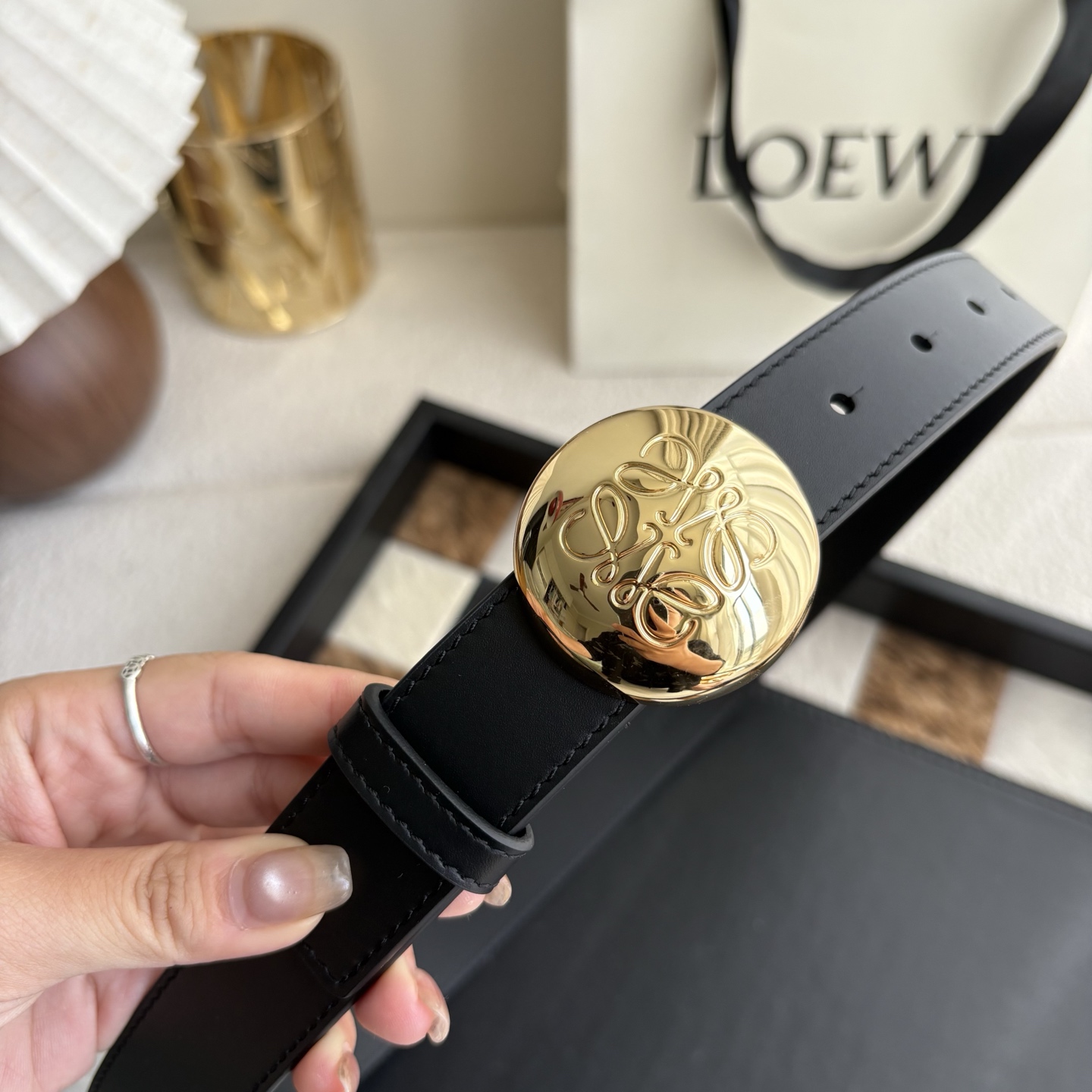 罗意威新款光滑牛皮革腰带 饰以金属LOEWE品牌标志logo 宽2.8cm 五孔调节 黑色-Top High Quatity Cheap Sneakers Fashion Clothing Clothes Bags handbags Shoes of all Brand wholesale With The best Quality And Beautiful Price from China Factory Chinese suppliers wholesaler seller 罗意威新款光滑牛皮革腰带 饰以金属LOEWE品牌标志logo 宽2.8cm 五孔调节 黑色