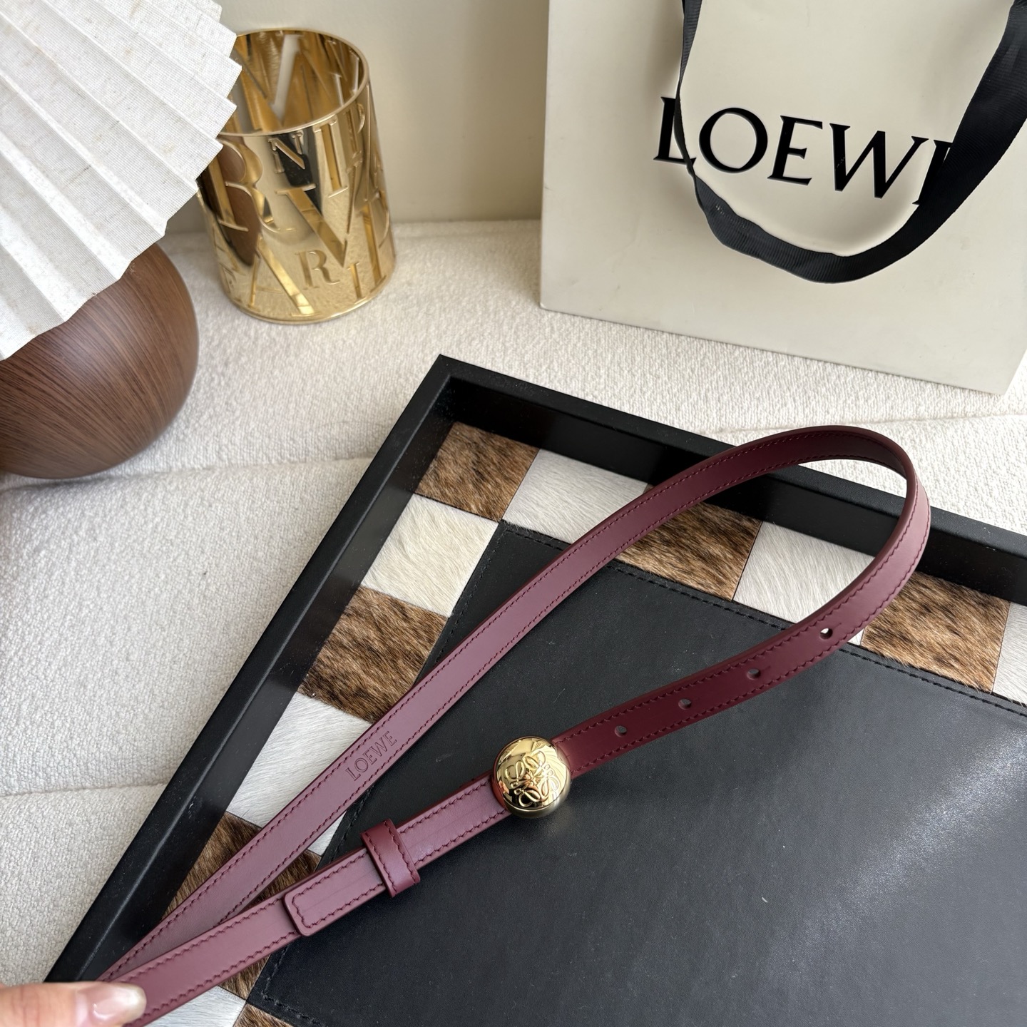 罗意威新款光滑牛皮革腰带 饰以金属LOEWE品牌标志logo 宽1.5cm 五孔调节 酒红色-Top High Quatity Cheap Sneakers Fashion Clothing Clothes Bags handbags Shoes of all Brand wholesale With The best Quality And Beautiful Price from China Factory Chinese suppliers wholesaler seller 罗意威新款光滑牛皮革腰带 饰以金属LOEWE品牌标志logo 宽1.5cm 五孔调节 酒红色