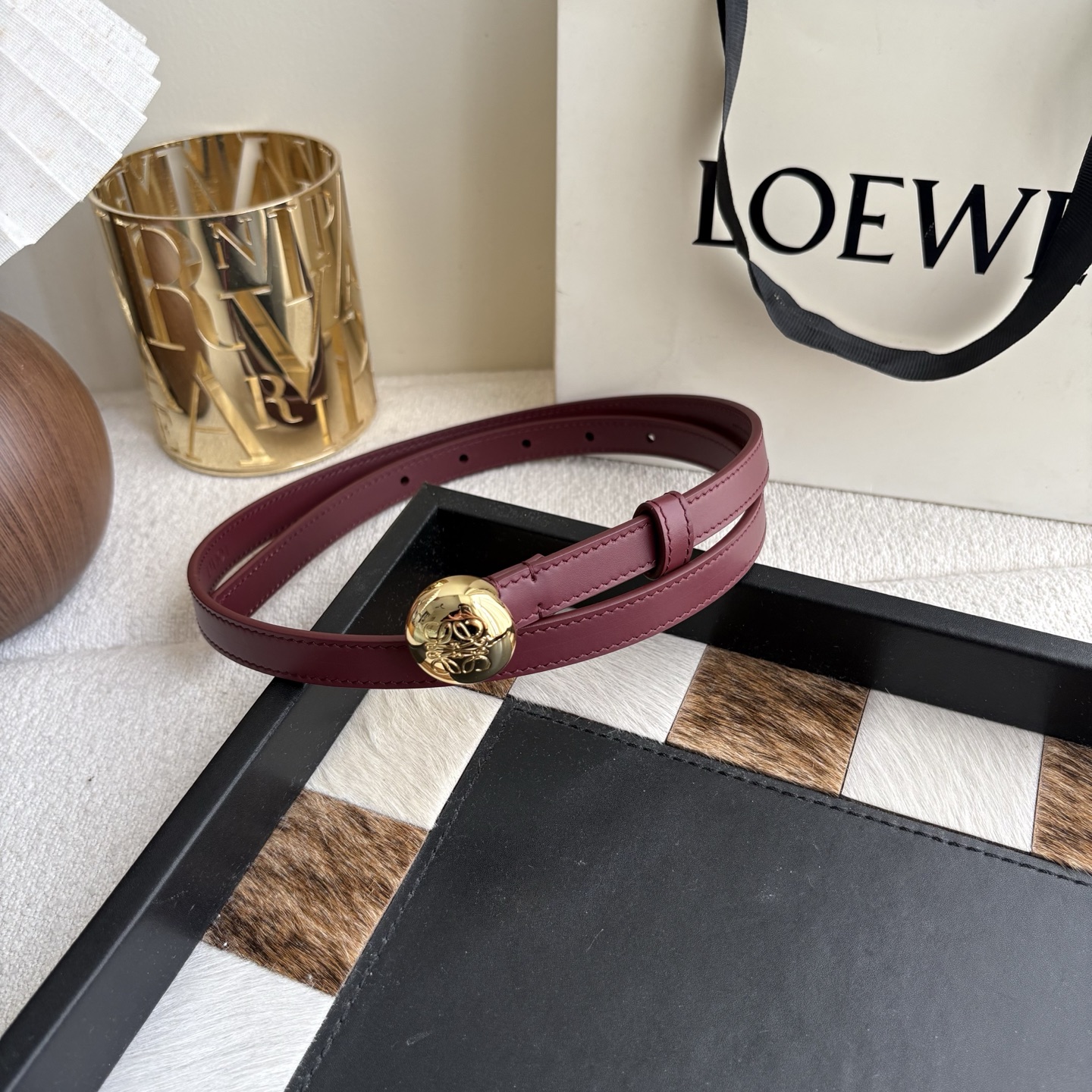 罗意威新款光滑牛皮革腰带 饰以金属LOEWE品牌标志logo 宽1.5cm 五孔调节 酒红色-Top High Quatity Cheap Sneakers Fashion Clothing Clothes Bags handbags Shoes of all Brand wholesale With The best Quality And Beautiful Price from China Factory Chinese suppliers wholesaler seller 罗意威新款光滑牛皮革腰带 饰以金属LOEWE品牌标志logo 宽1.5cm 五孔调节 酒红色