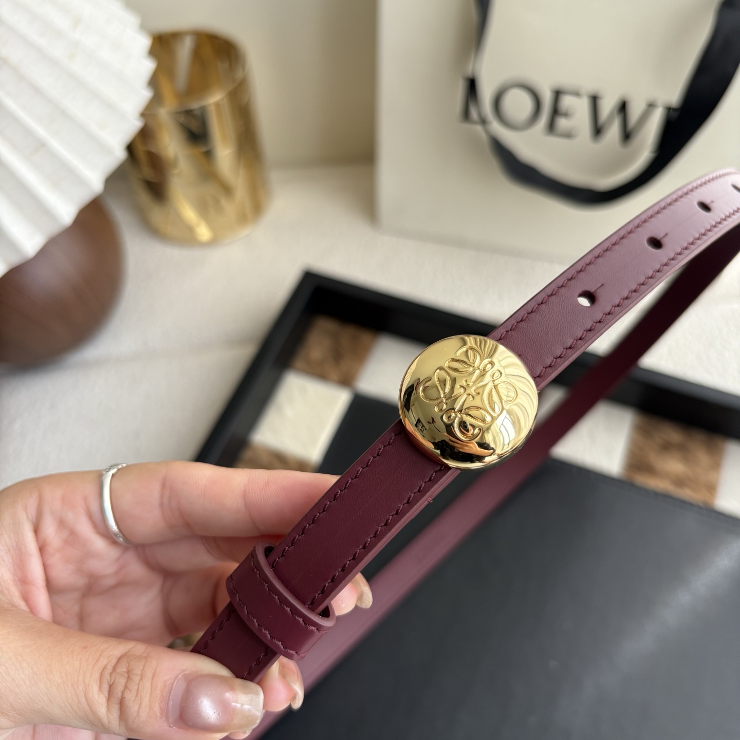 罗意威新款光滑牛皮革腰带 饰以金属LOEWE品牌标志logo 宽1.5cm 五孔调节 酒红色-Top High Quatity Cheap Sneakers Fashion Clothing Clothes Bags handbags Shoes of all Brand wholesale With The best Quality And Beautiful Price from China Factory Chinese suppliers wholesaler seller 罗意威新款光滑牛皮革腰带 饰以金属LOEWE品牌标志logo 宽1.5cm 五孔调节 酒红色