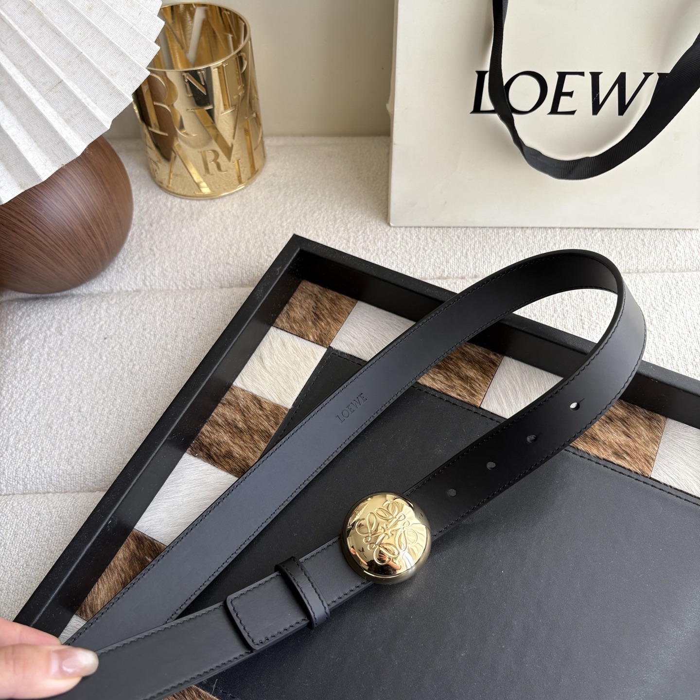 罗意威新款光滑牛皮革腰带 饰以金属LOEWE品牌标志logo 宽2.8cm 五孔调节 黑色-Top High Quatity Cheap Sneakers Fashion Clothing Clothes Bags handbags Shoes of all Brand wholesale With The best Quality And Beautiful Price from China Factory Chinese suppliers wholesaler seller 罗意威新款光滑牛皮革腰带 饰以金属LOEWE品牌标志logo 宽2.8cm 五孔调节 黑色