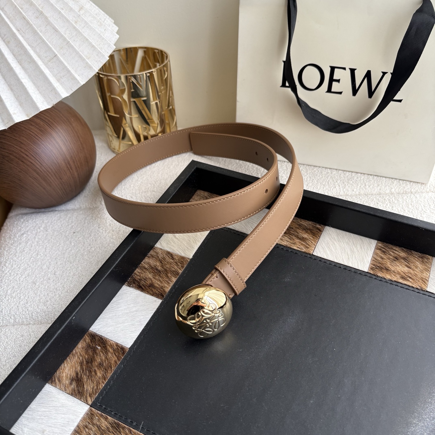 罗意威新款光滑牛皮革腰带 饰以金属LOEWE品牌标志logo 宽2.8cm 五孔调节 橡木色