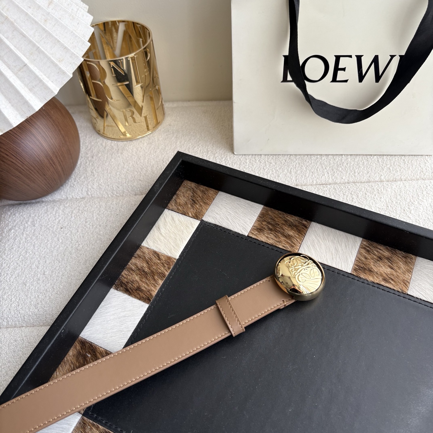 罗意威新款光滑牛皮革腰带 饰以金属LOEWE品牌标志logo 宽2.8cm 五孔调节 橡木色