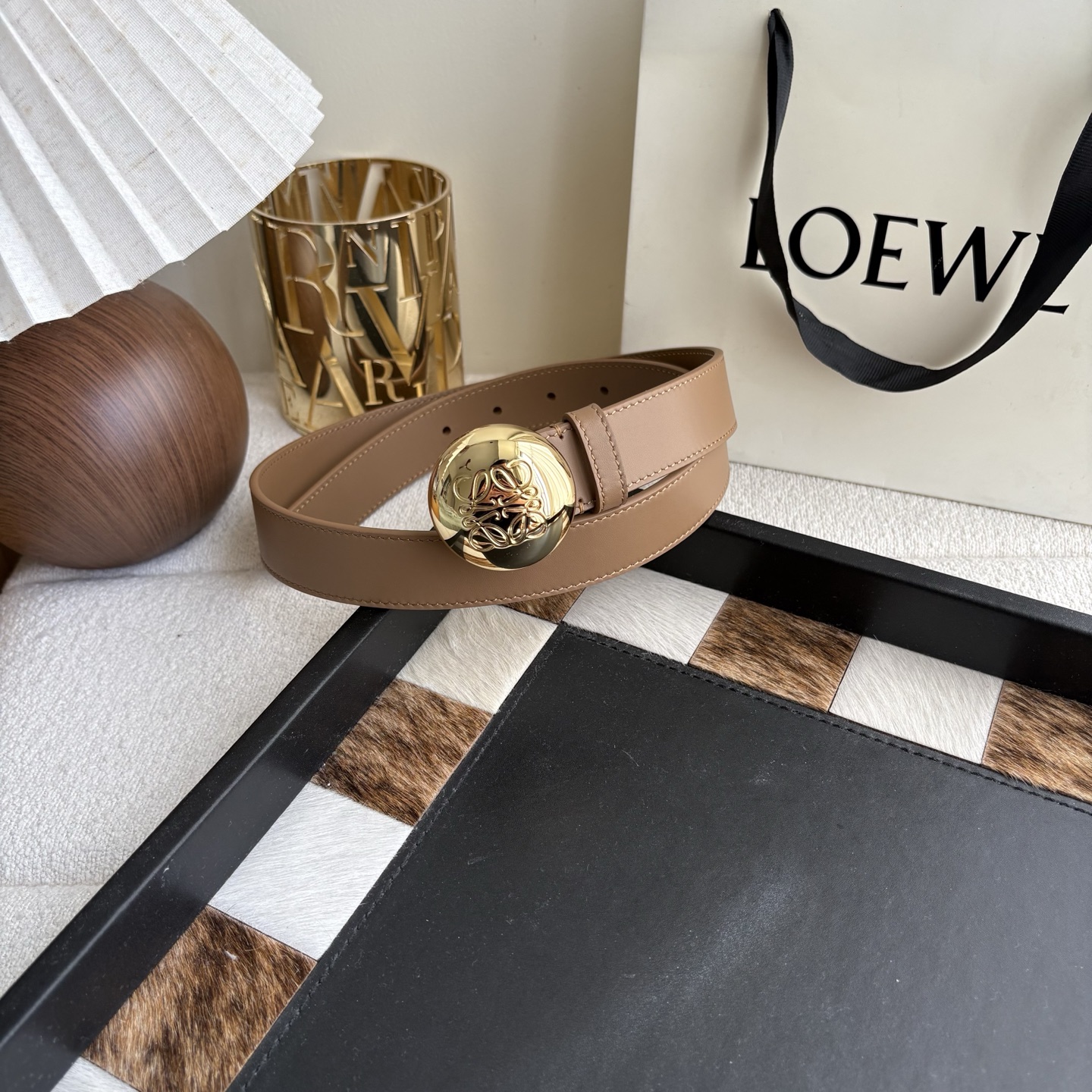 罗意威新款光滑牛皮革腰带 饰以金属LOEWE品牌标志logo 宽2.8cm 五孔调节 橡木色