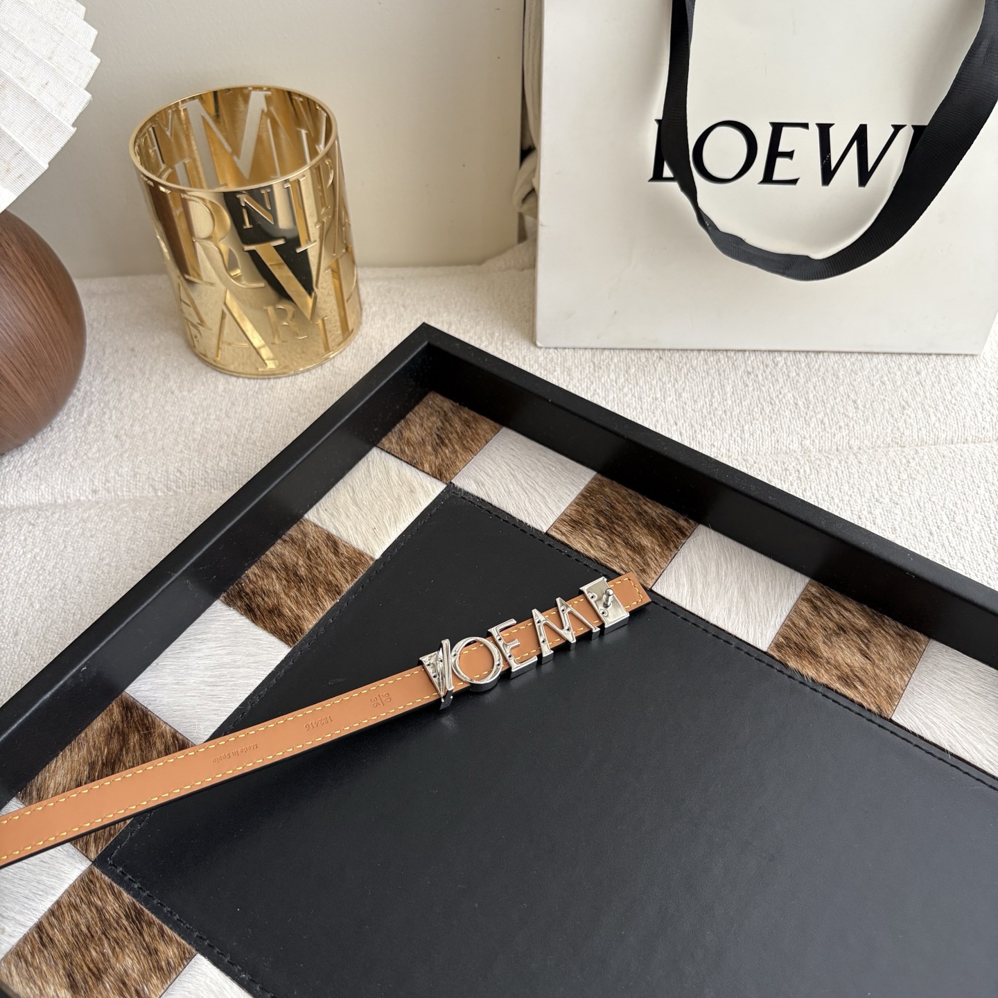 罗意威新款光滑牛皮革腰带 饰以金属LOEWE标志 宽1.5cm 五孔调节 黑色 heis