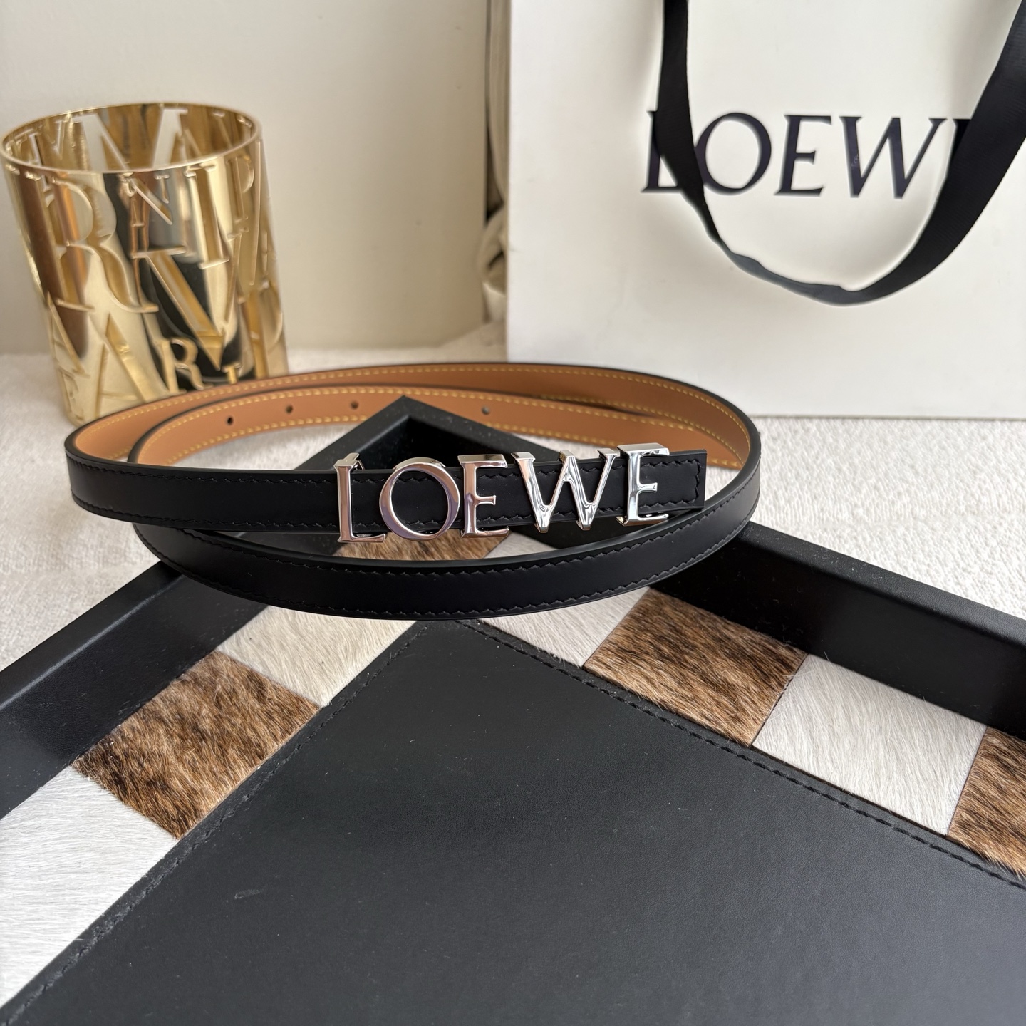 罗意威新款光滑牛皮革腰带 饰以金属LOEWE标志 宽1.5cm 五孔调节 黑色 heis