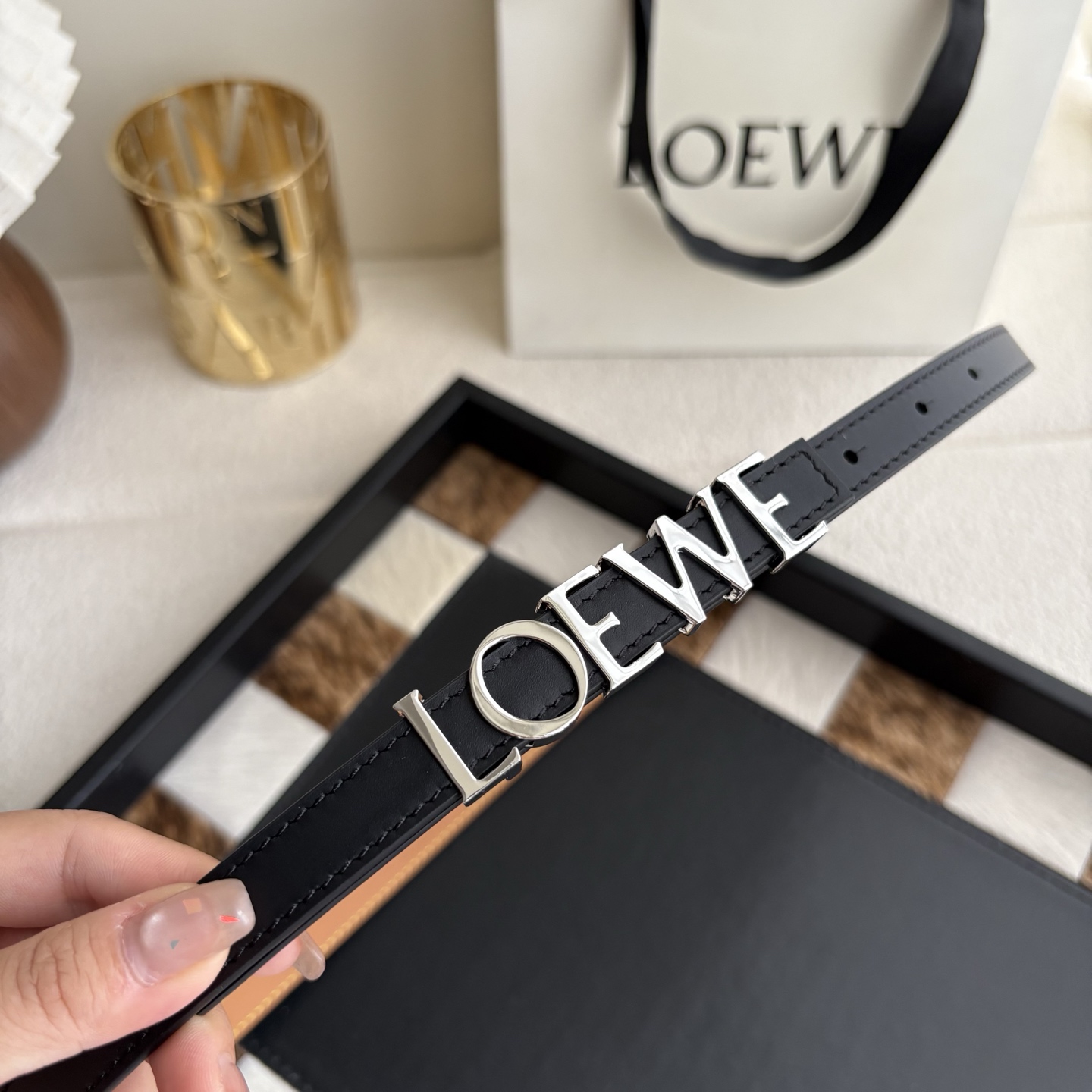 罗意威新款光滑牛皮革腰带 饰以金属LOEWE标志 宽1.5cm 五孔调节 黑色 heis