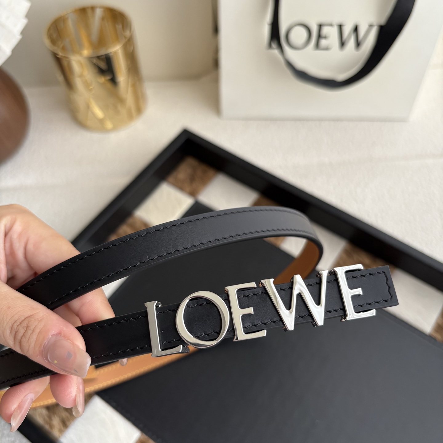 罗意威新款光滑牛皮革腰带 饰以金属LOEWE标志 宽1.5cm 五孔调节 黑色 heis