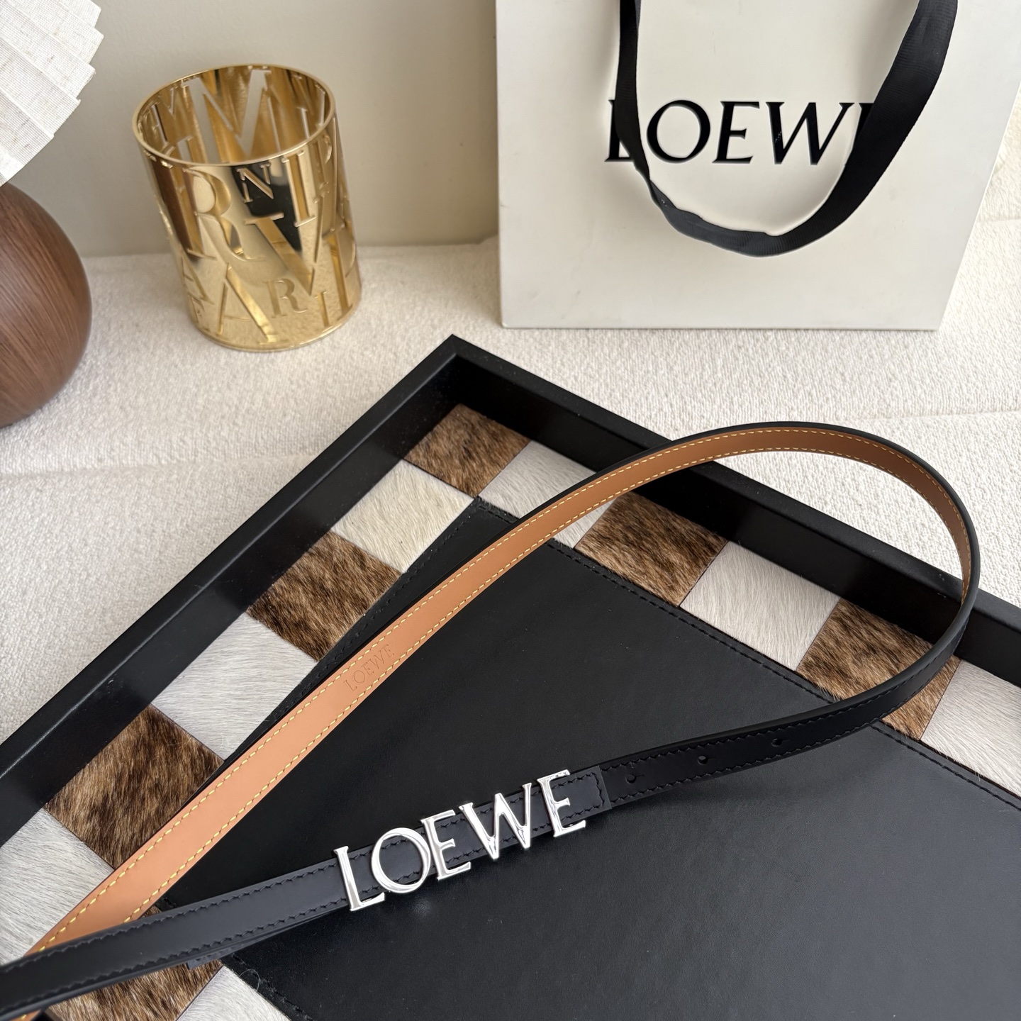 罗意威新款光滑牛皮革腰带 饰以金属LOEWE标志 宽1.5cm 五孔调节 黑色 heis