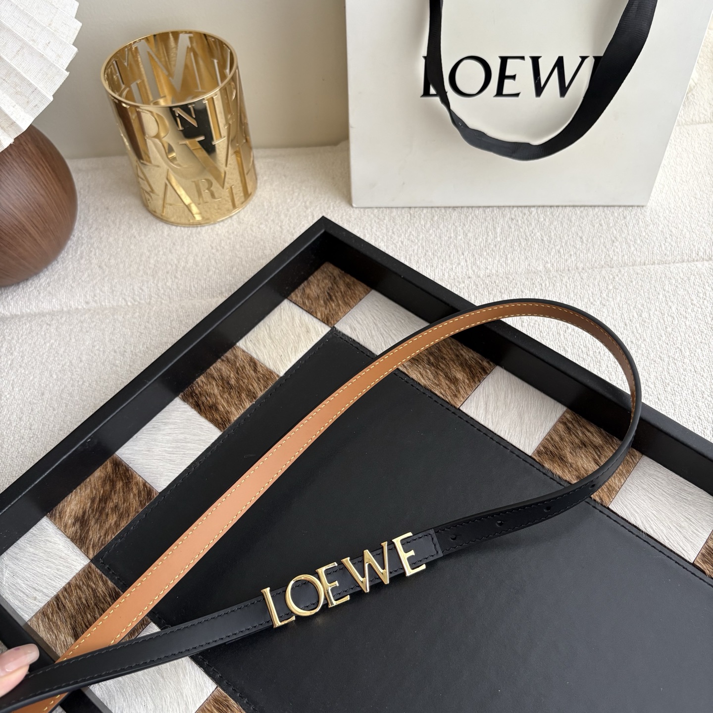 罗意威新款光滑牛皮革腰带 饰以金属LOEWE标志 宽1.5cm 五孔调节 黑色-Top High Quatity Cheap Sneakers Fashion Clothing Clothes Bags handbags Shoes of all Brand wholesale With The best Quality And Beautiful Price from China Factory Chinese suppliers wholesaler seller 罗意威新款光滑牛皮革腰带 饰以金属LOEWE标志 宽1.5cm 五孔调节 黑色