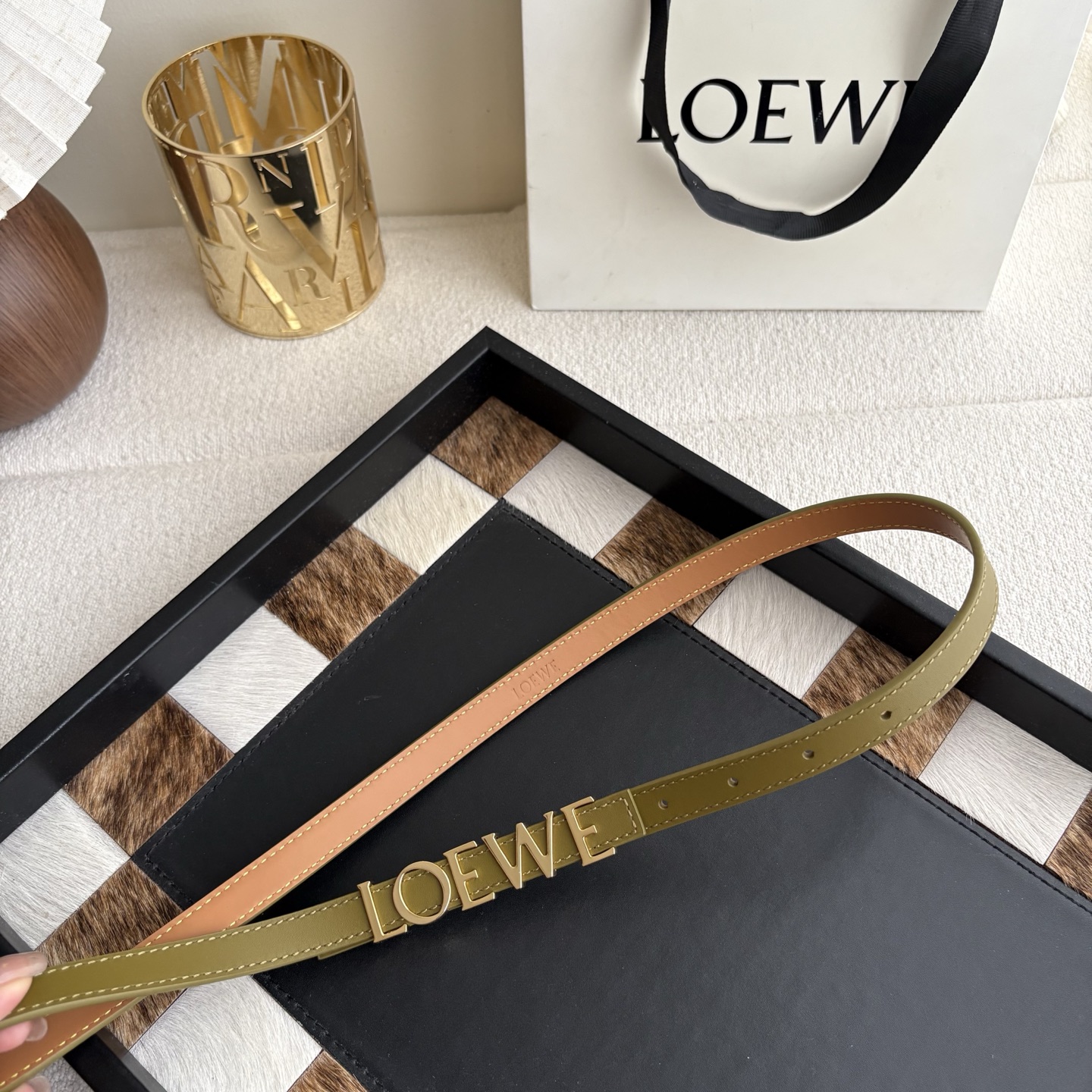 罗意威新款光滑牛皮革腰带 饰以金属LOEWE标志 宽1.5cm 五孔调节 橄榄色