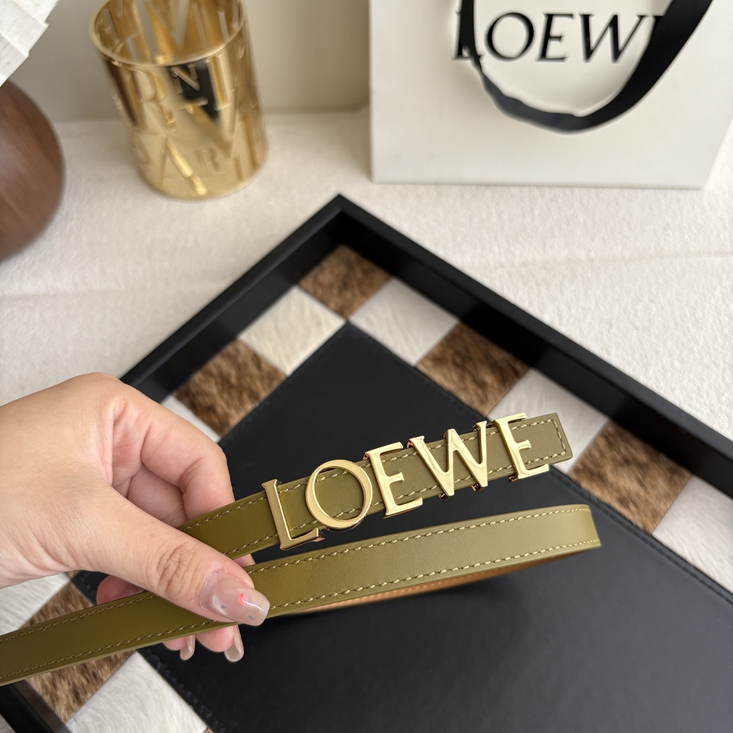 罗意威新款光滑牛皮革腰带 饰以金属LOEWE标志 宽1.5cm 五孔调节 橄榄色
