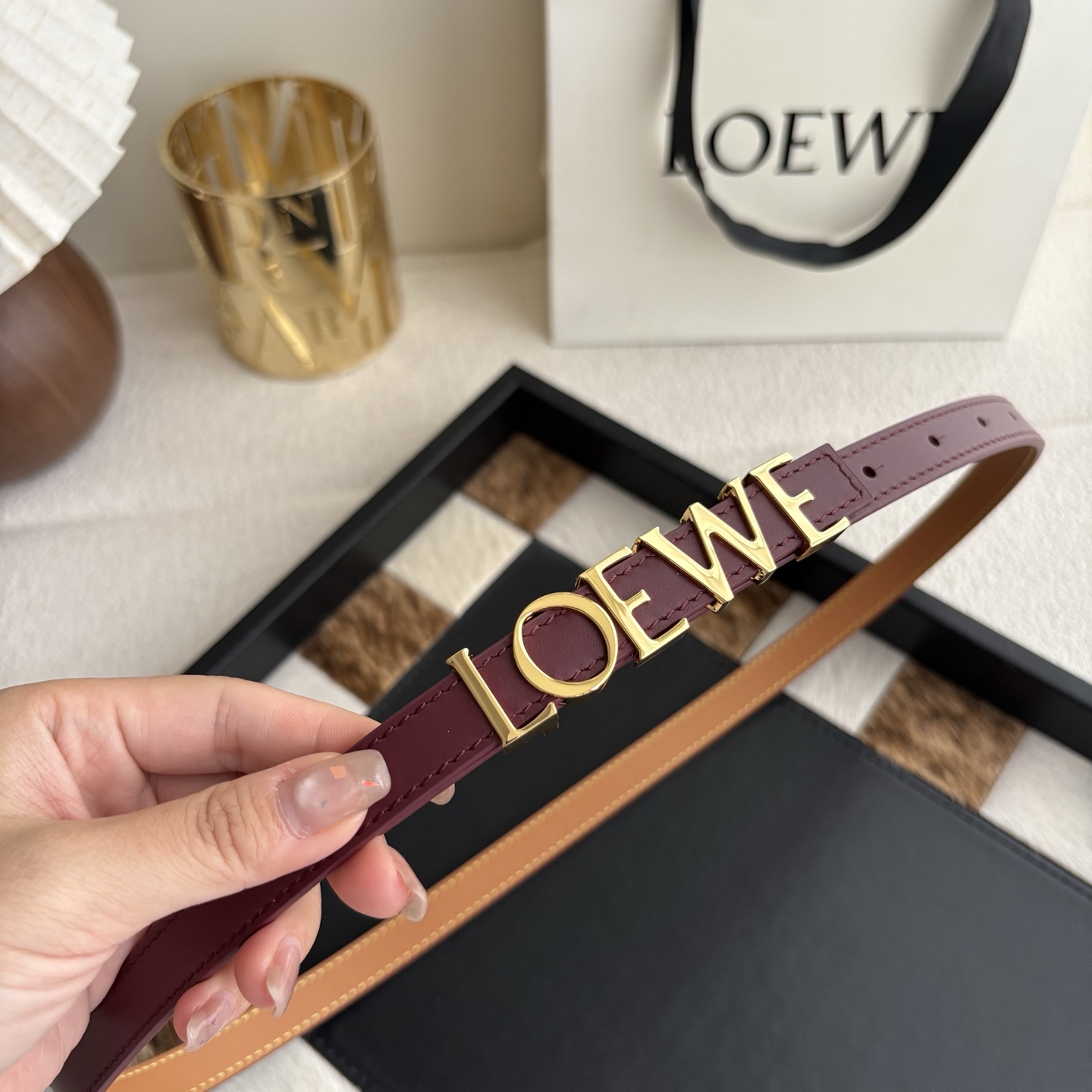 罗意威新款光滑牛皮革腰带 饰以金属LOEWE标志 宽1.5cm 五孔调节 酒红色