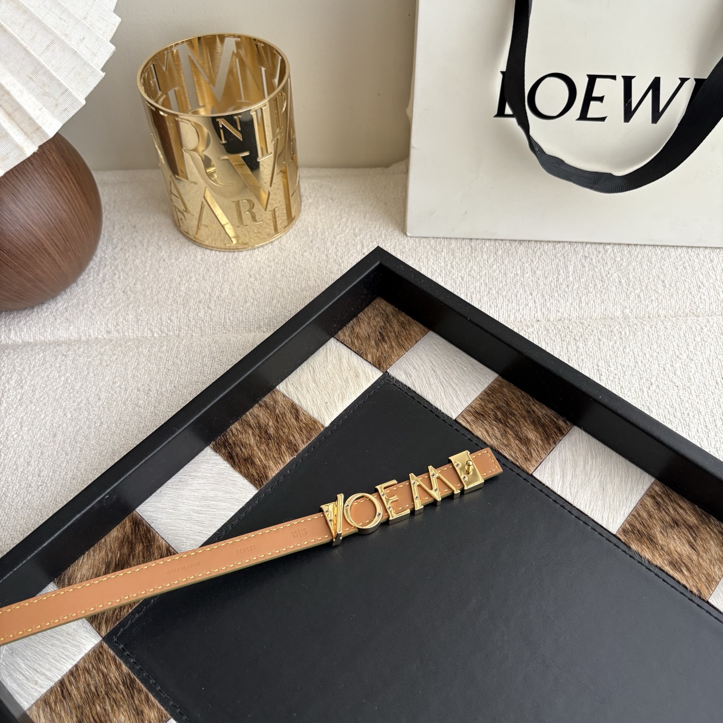 罗意威新款光滑牛皮革腰带 饰以金属LOEWE标志 宽1.5cm 五孔调节 橄榄色