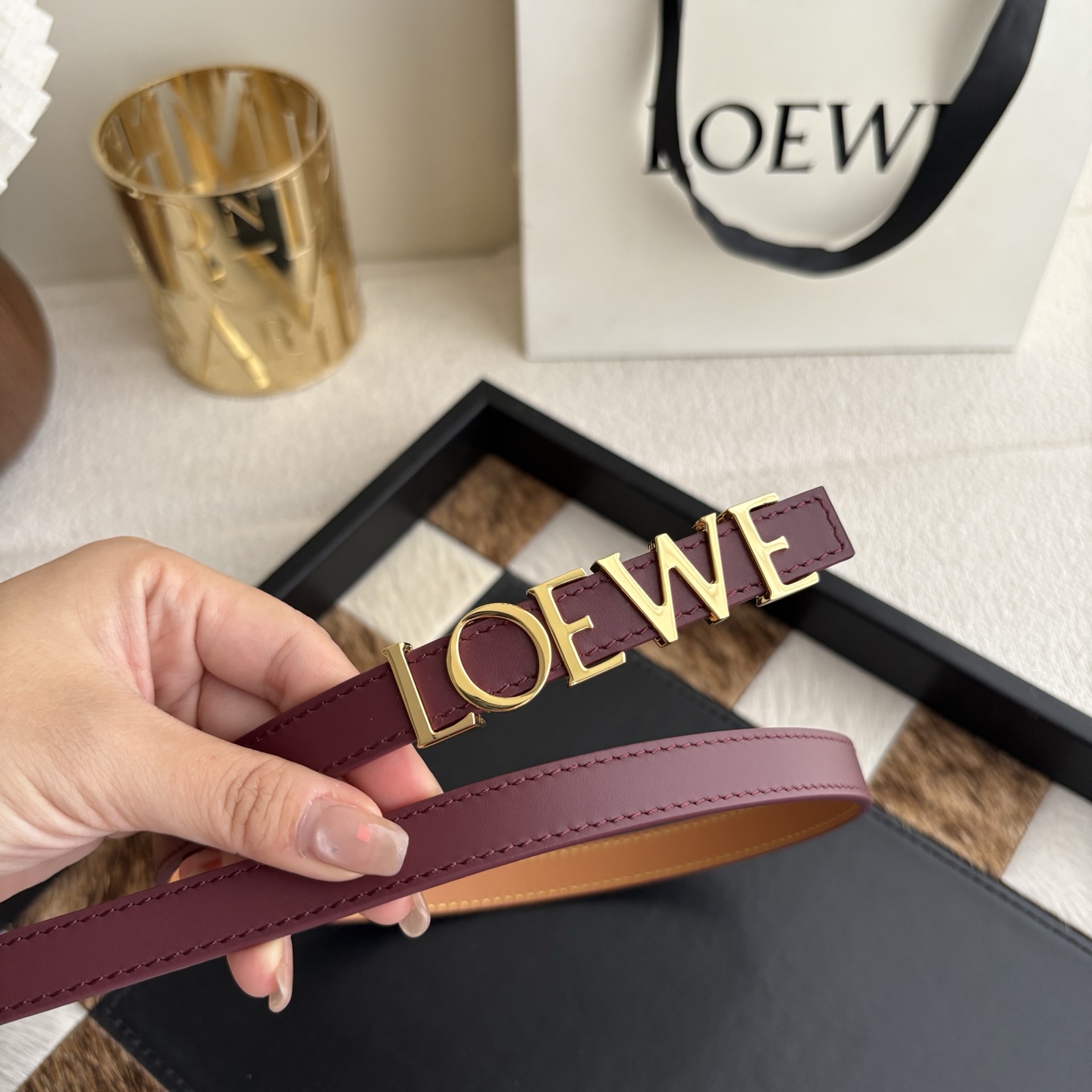 罗意威新款光滑牛皮革腰带 饰以金属LOEWE标志 宽1.5cm 五孔调节 酒红色