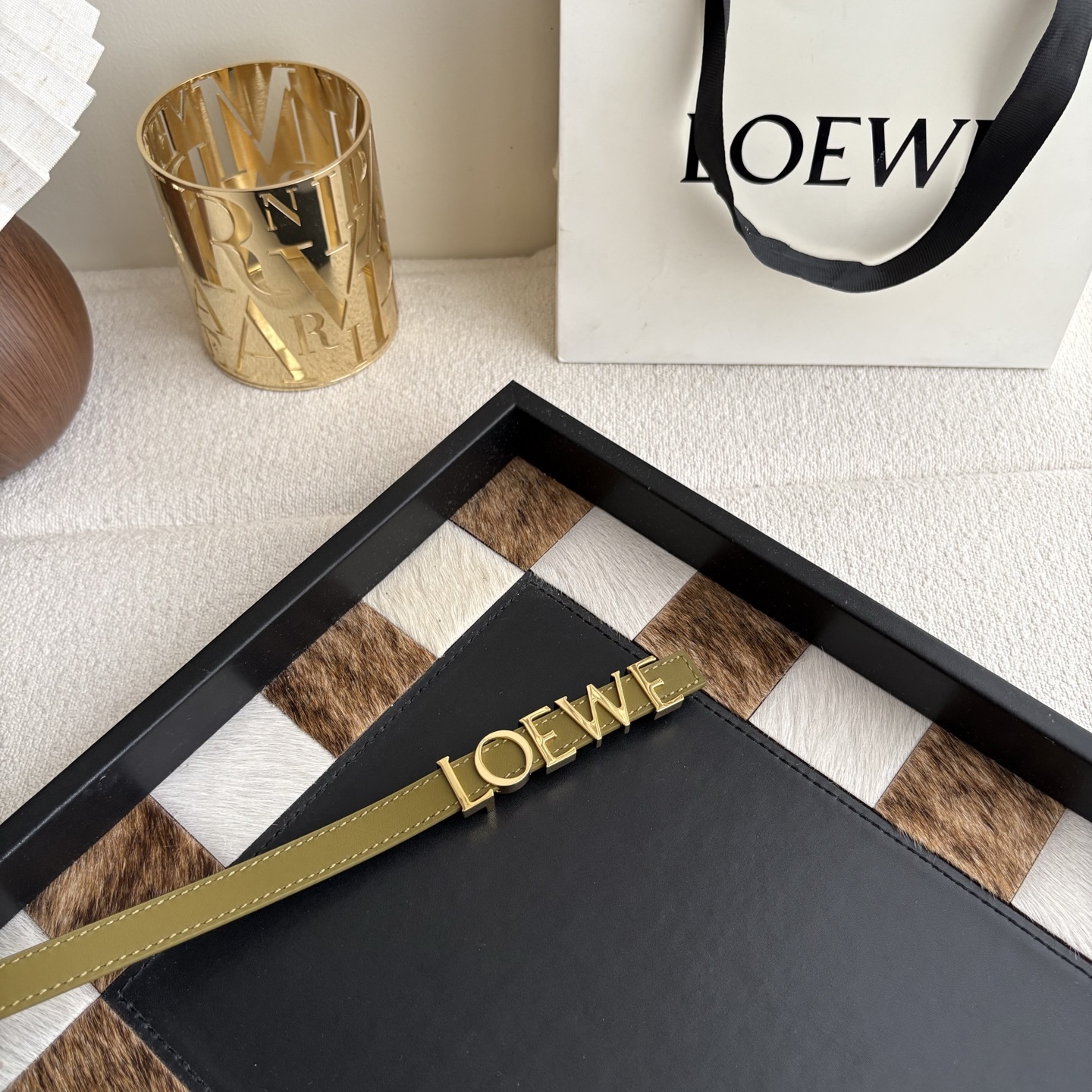 罗意威新款光滑牛皮革腰带 饰以金属LOEWE标志 宽1.5cm 五孔调节 橄榄色