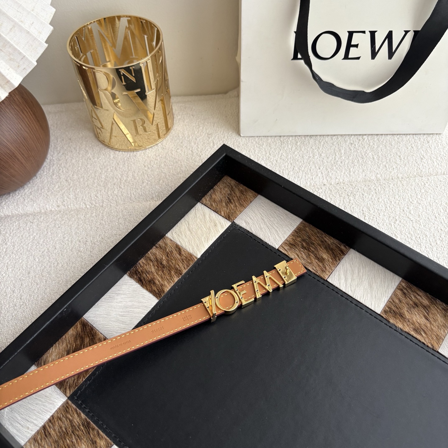 罗意威新款光滑牛皮革腰带 饰以金属LOEWE标志 宽1.5cm 五孔调节 酒红色