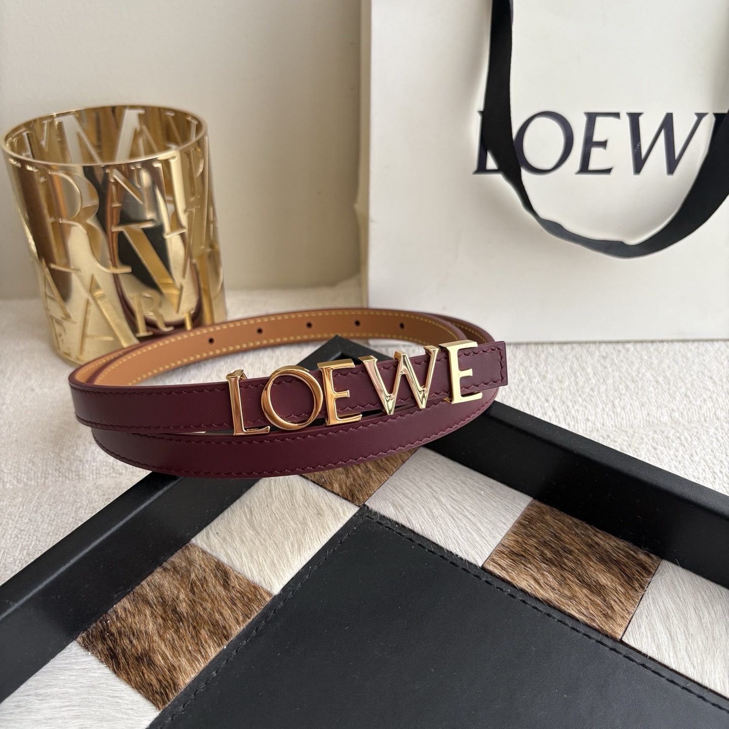 罗意威新款光滑牛皮革腰带 饰以金属LOEWE标志 宽1.5cm 五孔调节 酒红色