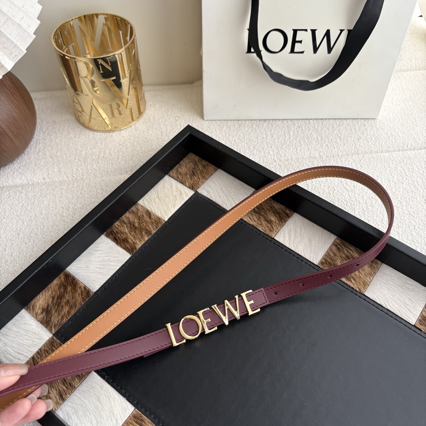 罗意威新款光滑牛皮革腰带 饰以金属LOEWE标志 宽1.5cm 五孔调节 酒红色