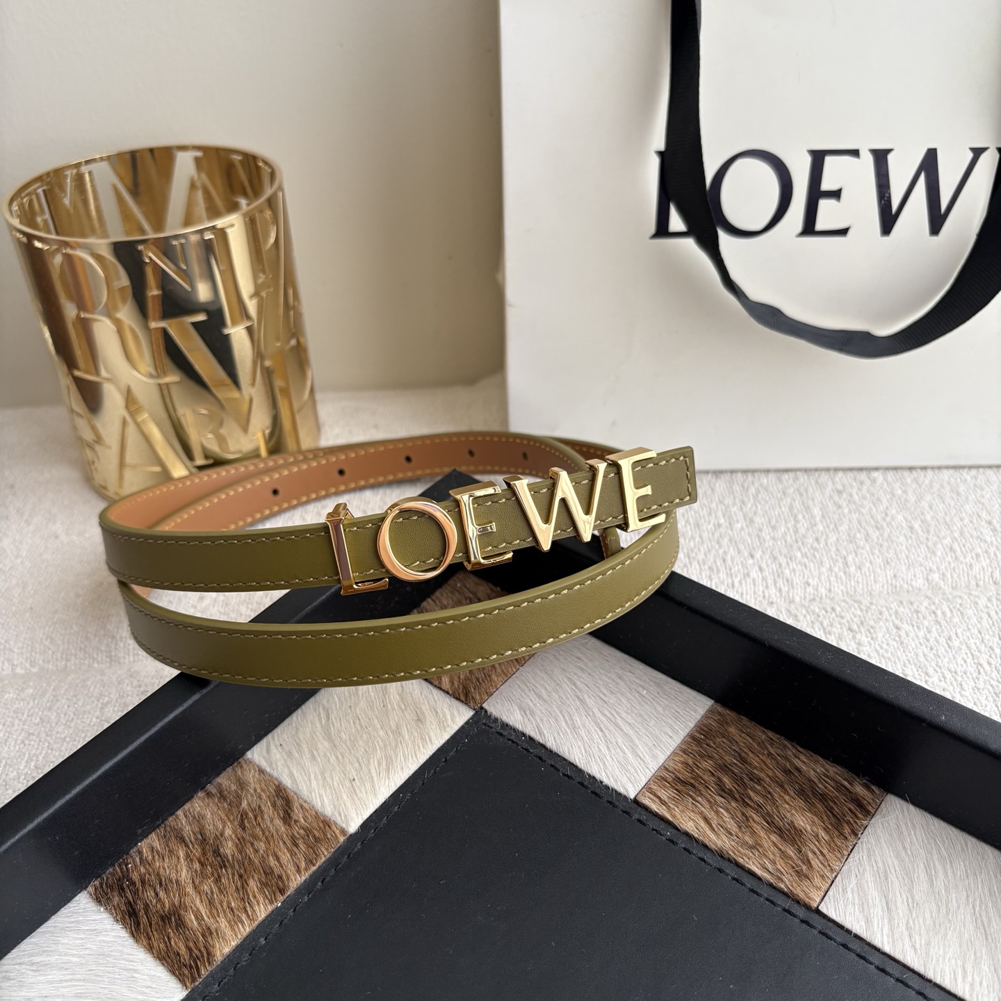 罗意威新款光滑牛皮革腰带 饰以金属LOEWE标志 宽1.5cm 五孔调节 橄榄色