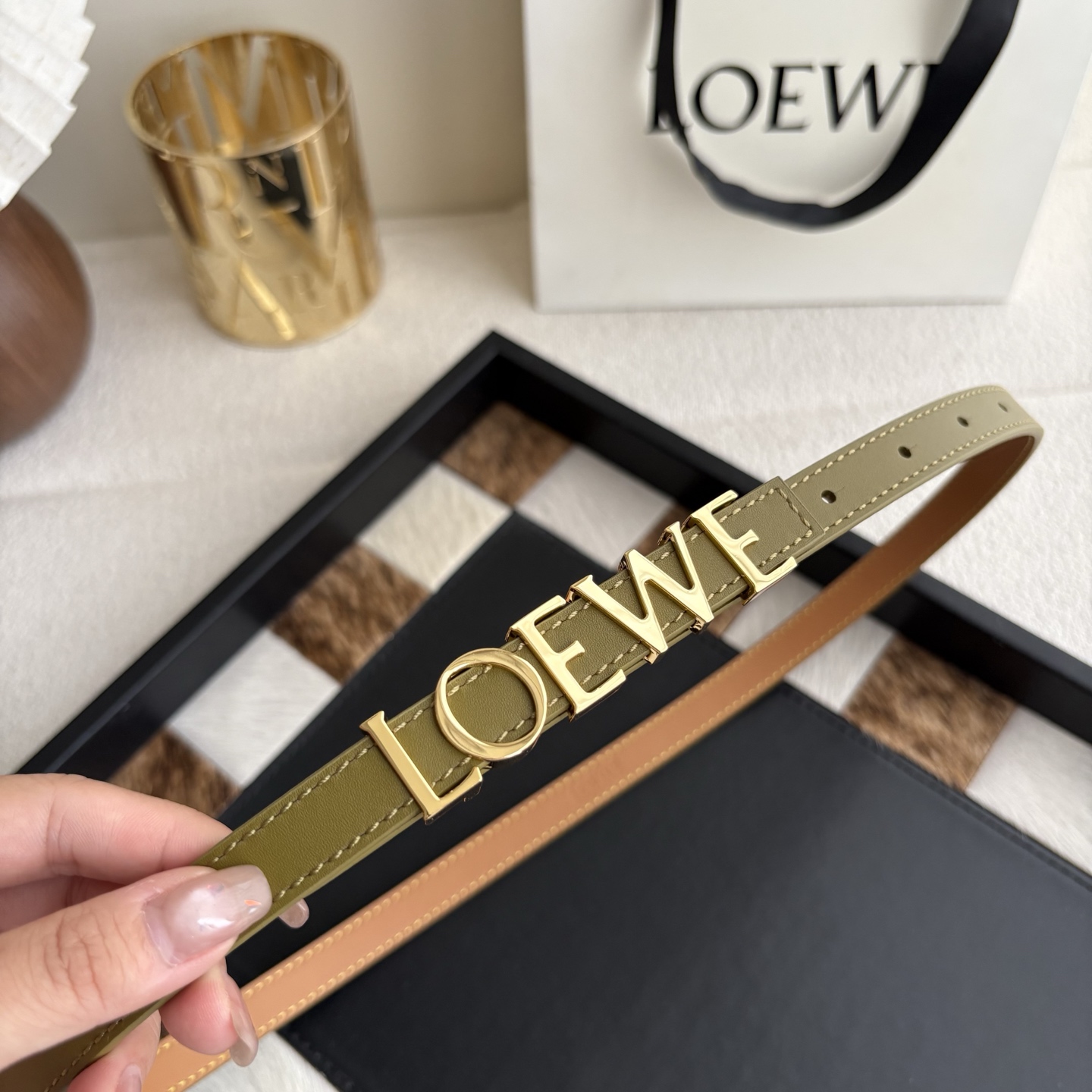 罗意威新款光滑牛皮革腰带 饰以金属LOEWE标志 宽1.5cm 五孔调节 橄榄色