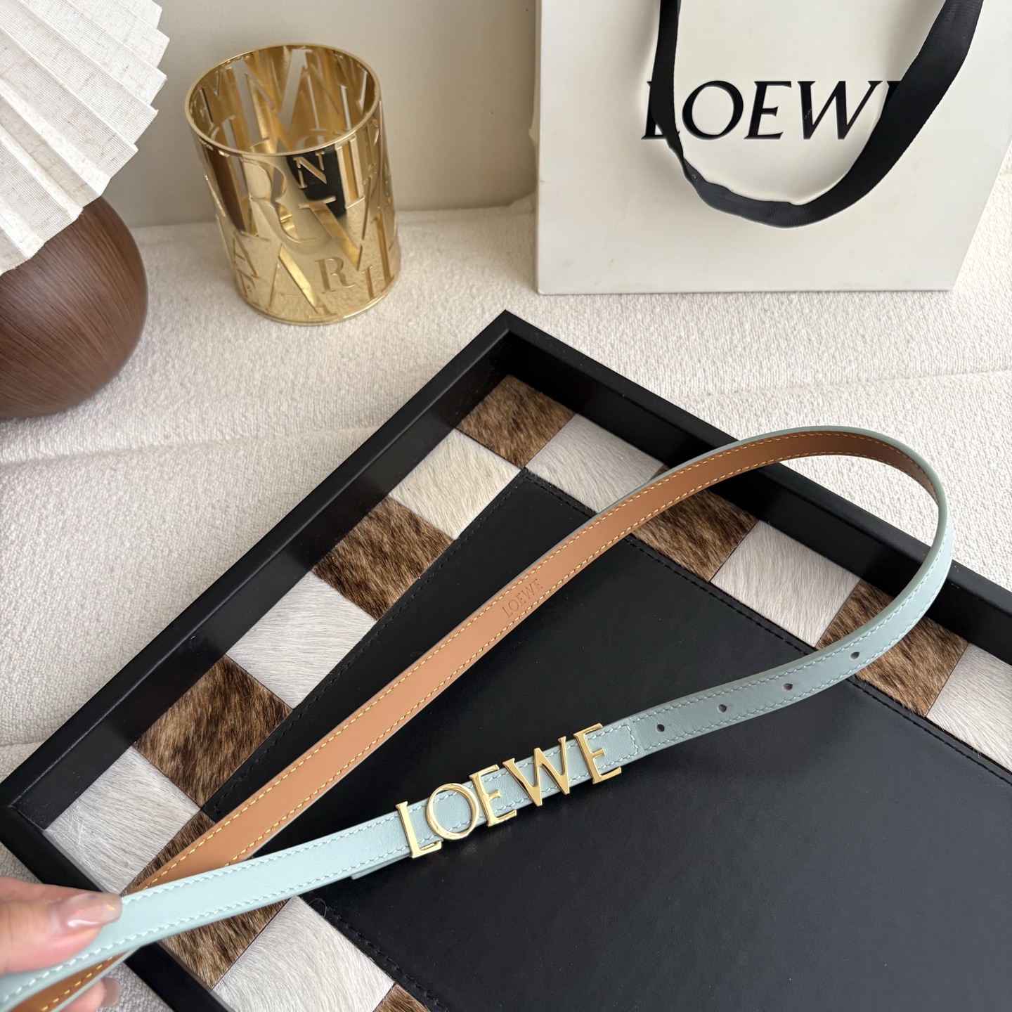 罗意威新款光滑牛皮革腰带 饰以金属LOEWE标志 宽1.5cm 五孔调节 冰川蓝