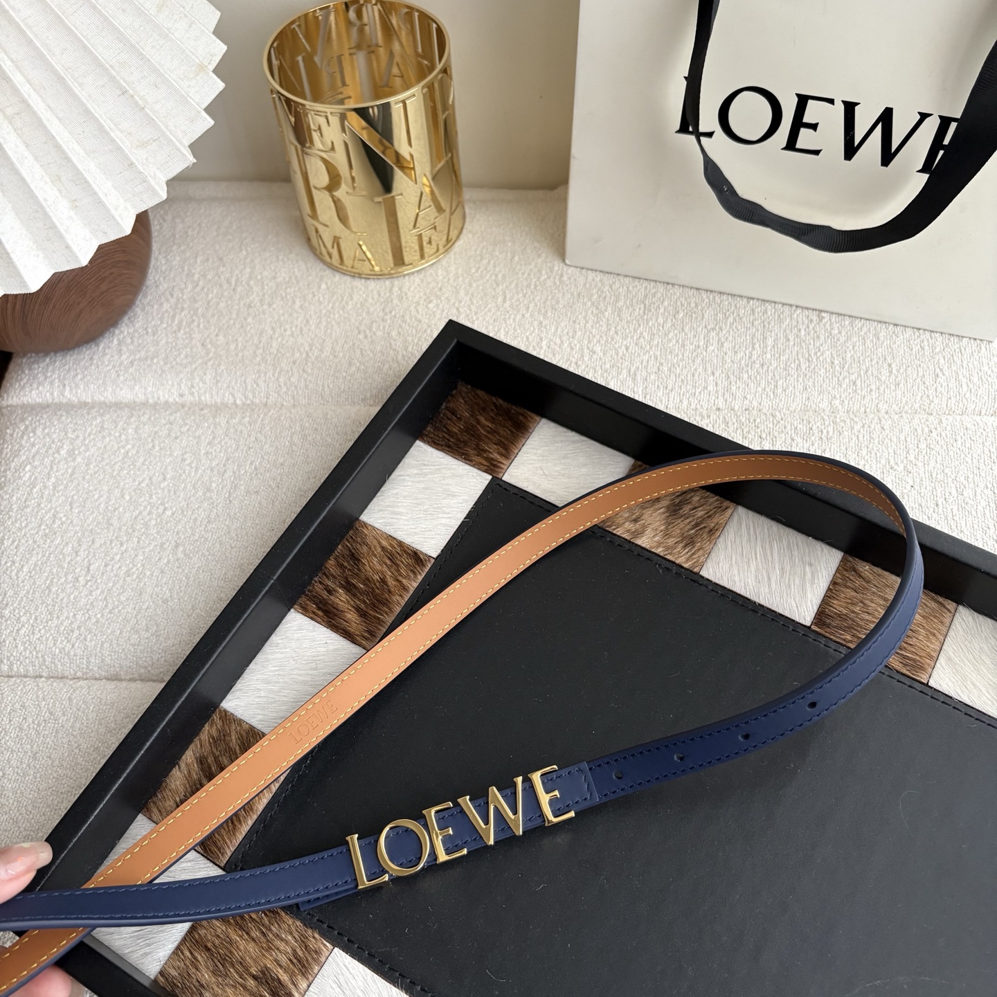 罗意威新款光滑牛皮革腰带 饰以金属LOEWE标志 宽1.5cm 五孔调节 宝蓝色-Top High Quatity Cheap Sneakers Fashion Clothing Clothes Bags handbags Shoes of all Brand wholesale With The best Quality And Beautiful Price from China Factory Chinese suppliers wholesaler seller 罗意威新款光滑牛皮革腰带 饰以金属LOEWE标志 宽1.5cm 五孔调节 宝蓝色