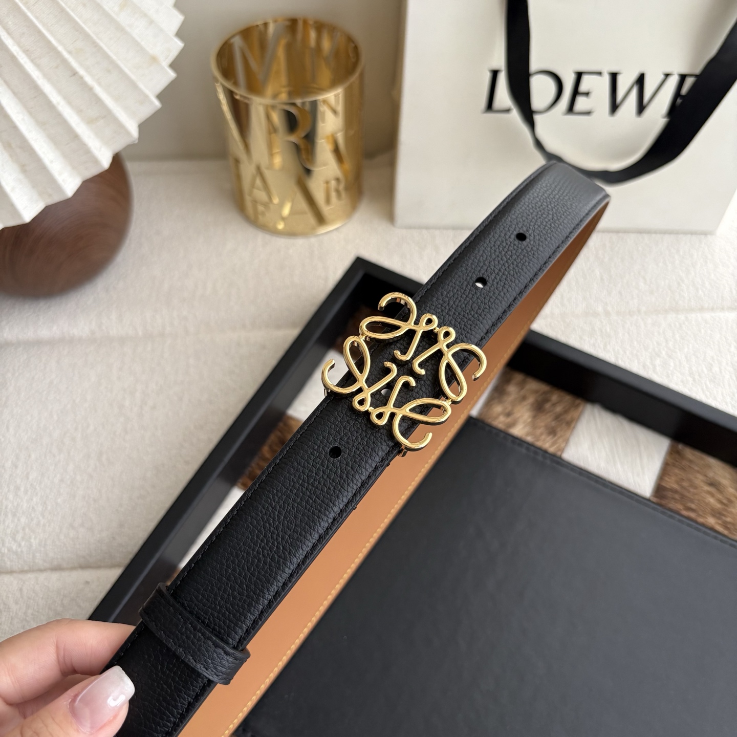 Loewe 鹅卵石纹牛皮腰带 Anagram搭扣 Anchor腰带扣 宽2.8cm 五孔调节 黑色/金扣