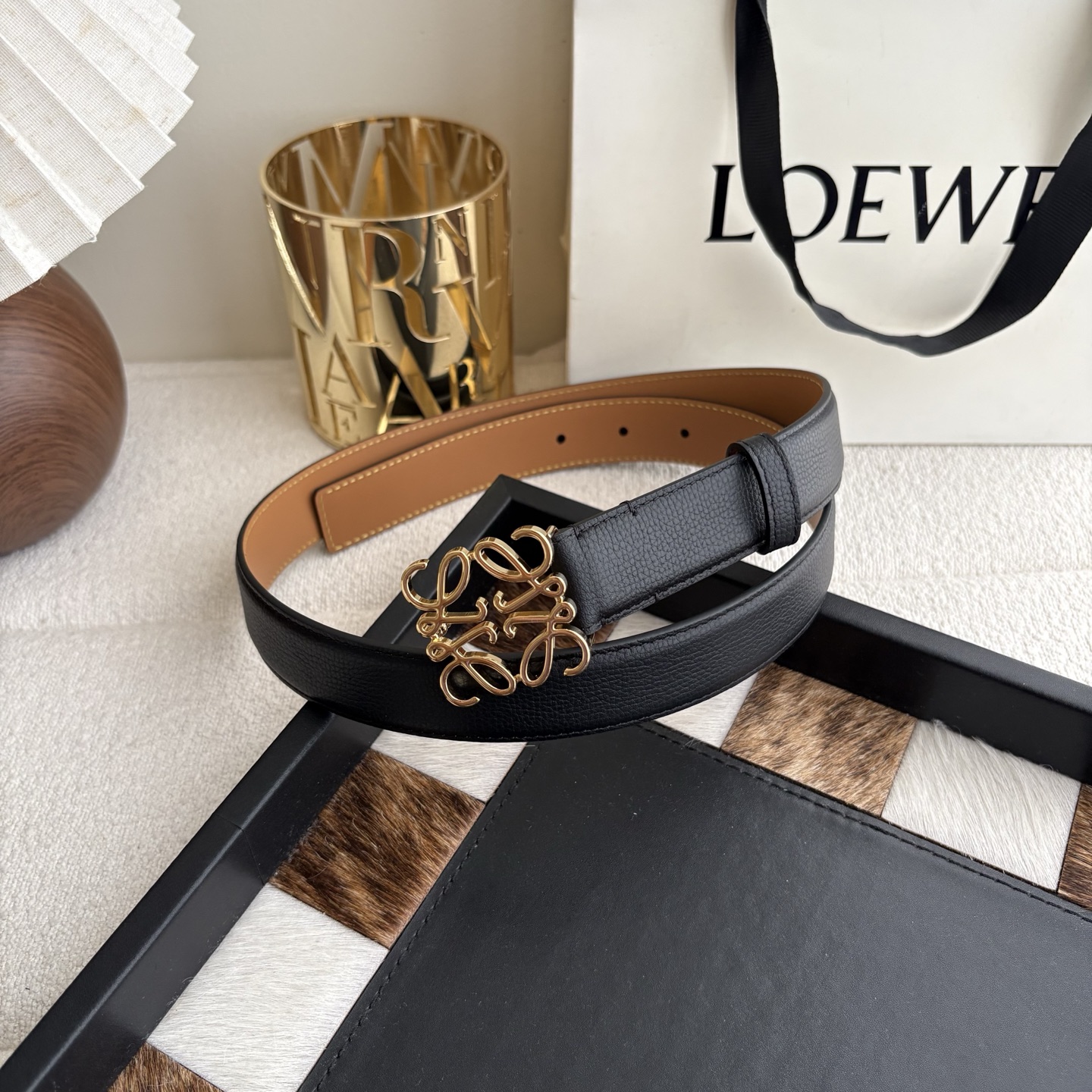 Loewe 鹅卵石纹牛皮腰带 Anagram搭扣 Anchor腰带扣 宽2.8cm 五孔调节 黑色/金扣