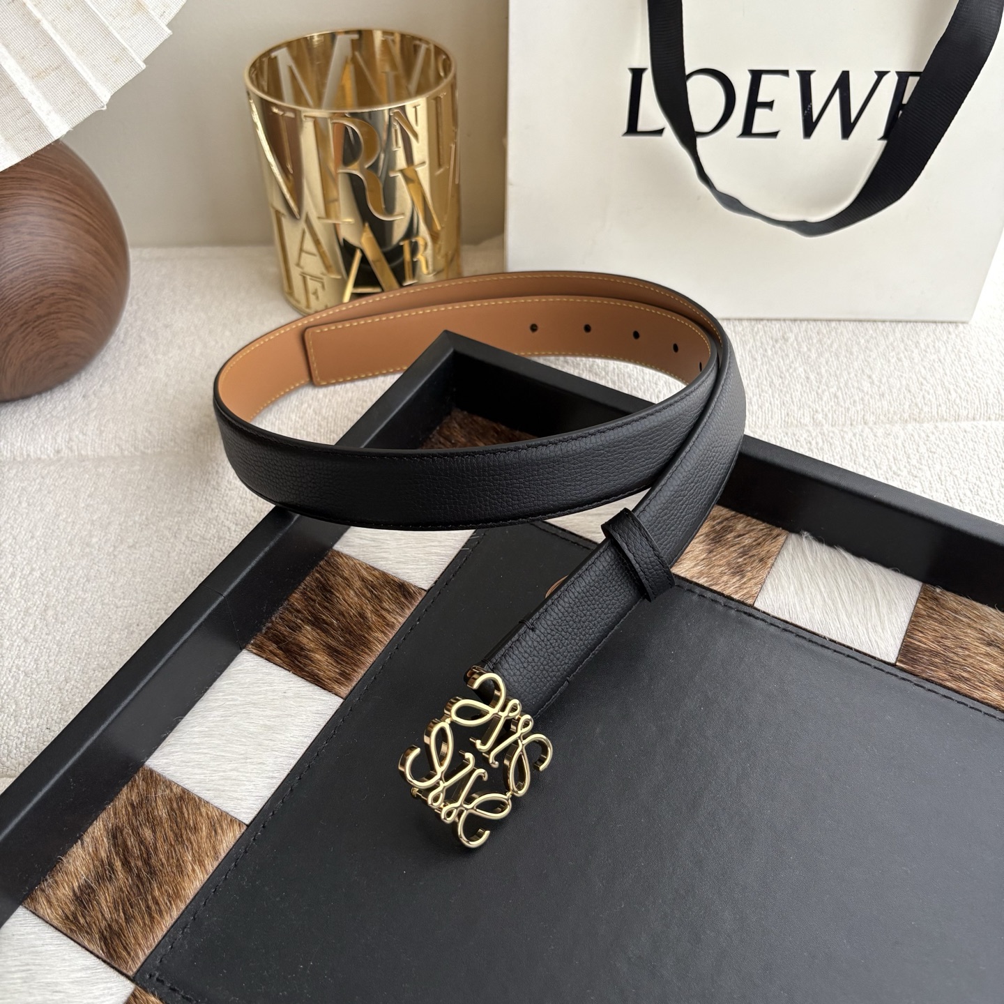 Loewe 鹅卵石纹牛皮腰带 Anagram搭扣 Anchor腰带扣 宽2.8cm 五孔调节 黑色/金扣
