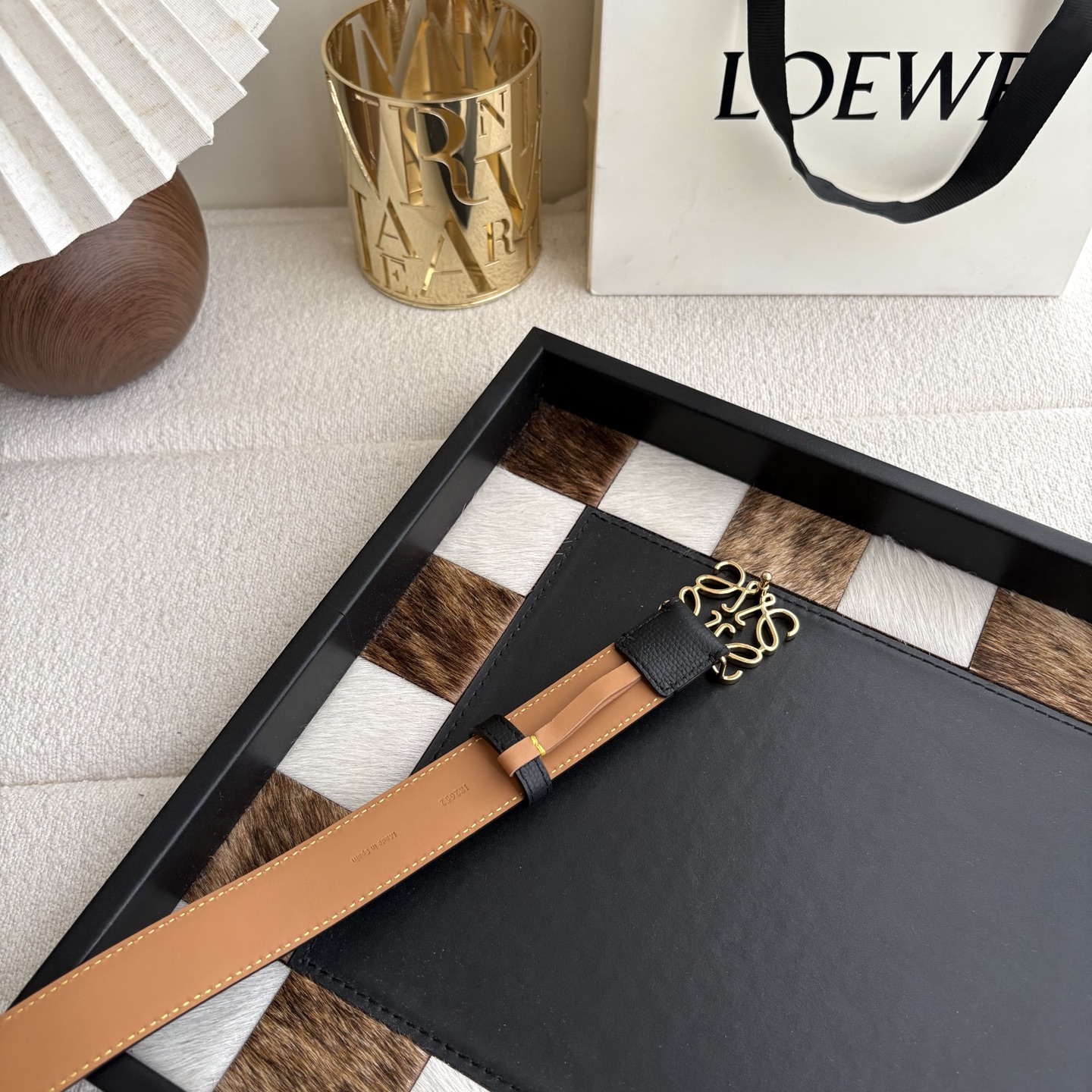 Loewe 鹅卵石纹牛皮腰带 Anagram搭扣 Anchor腰带扣 宽2.8cm 五孔调节 黑色/金扣