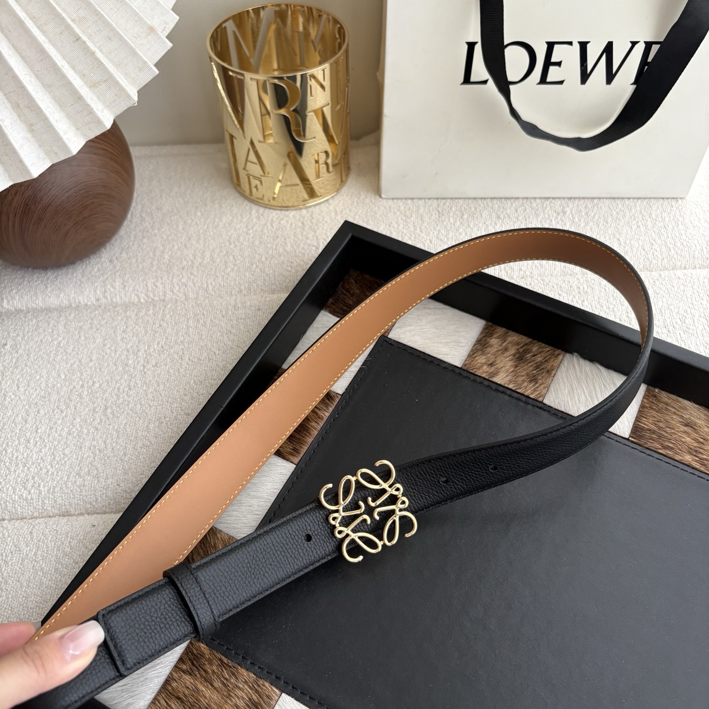 Loewe 鹅卵石纹牛皮腰带 Anagram搭扣 Anchor腰带扣 宽2.8cm 五孔调节 黑色/金扣
